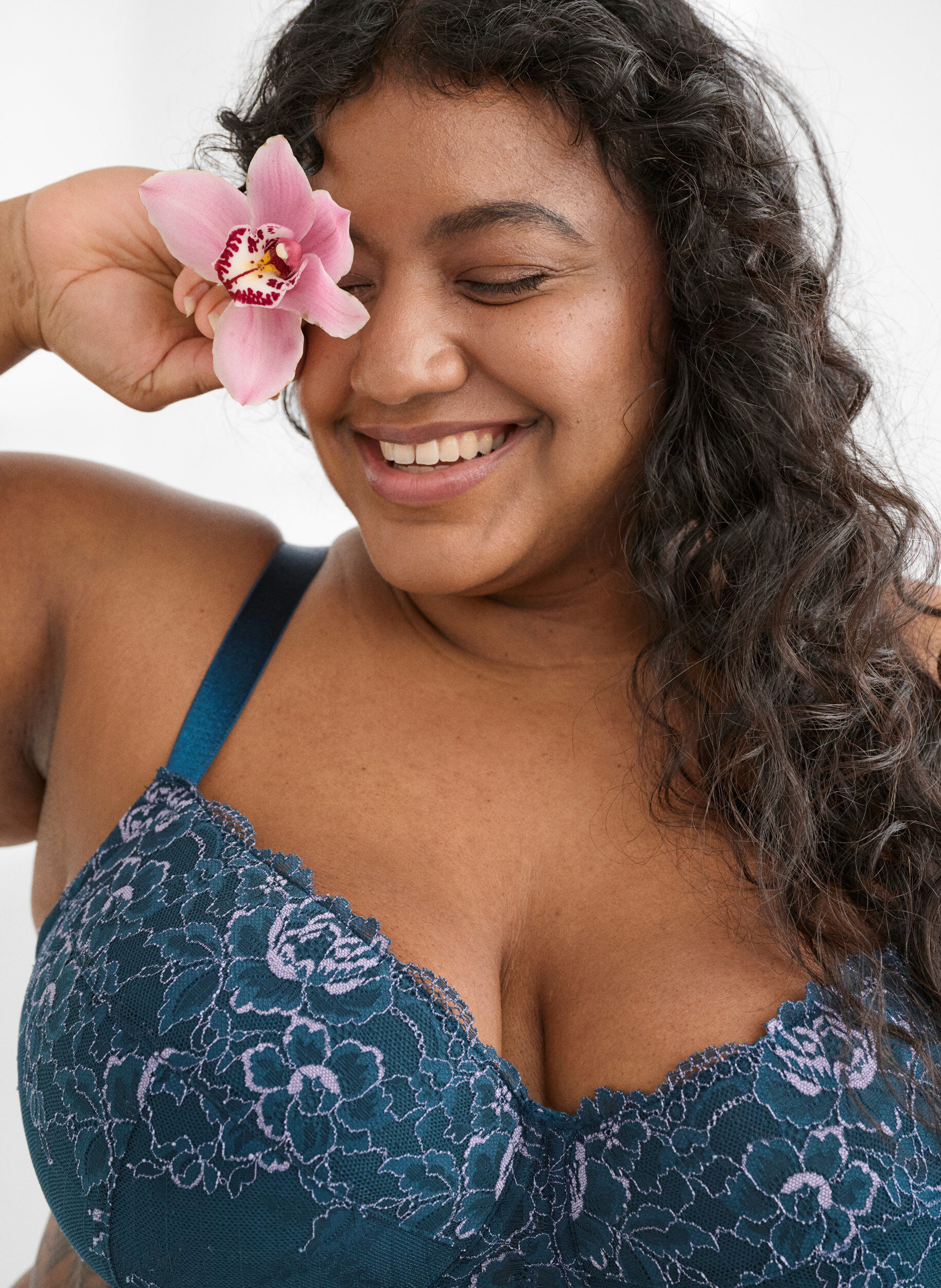 Zizzi Soutien-gorge &agrave; armatures avec dentelle et bonnets rembourr&eacute;s, Bleu, Image image number 0