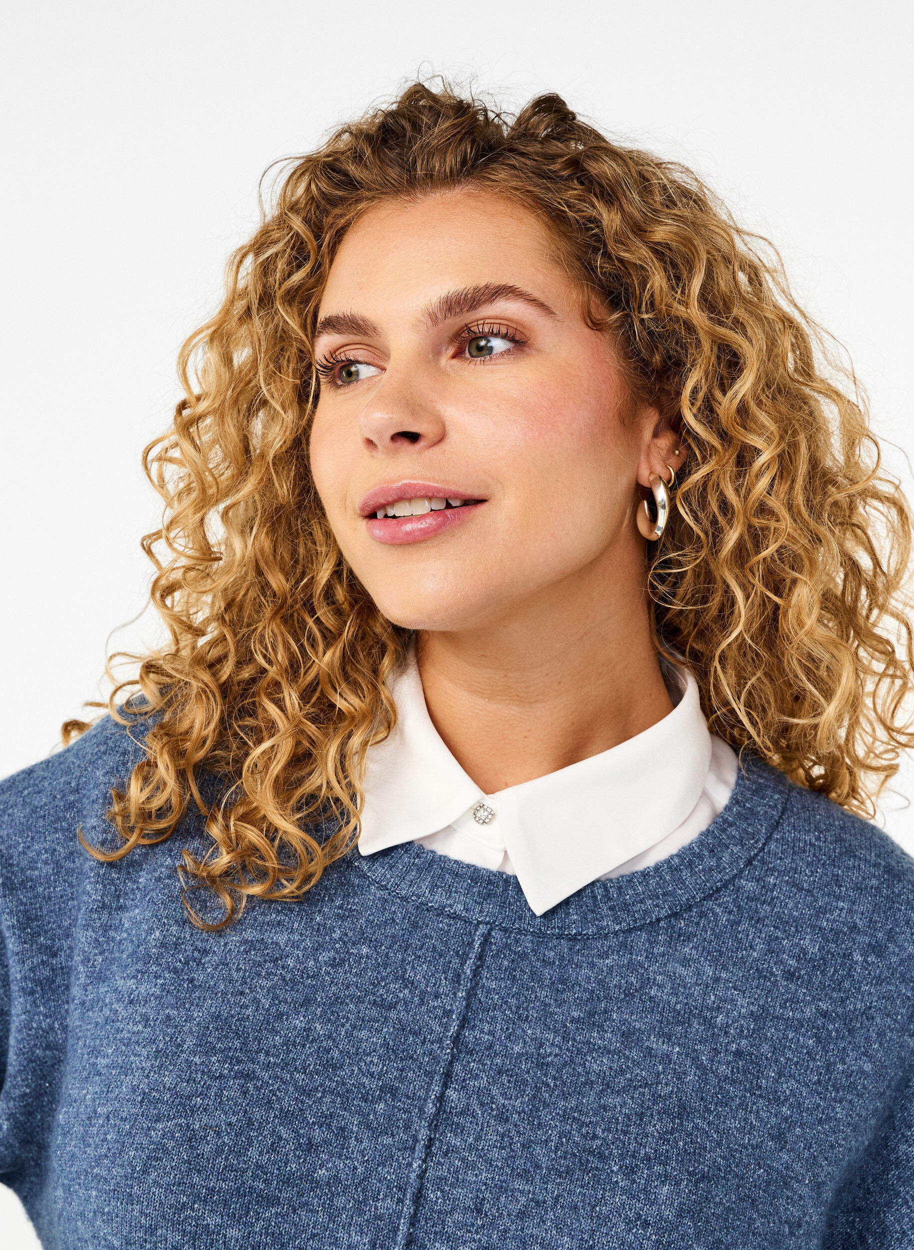 Zizzi Faux-col avec boutons paillet&eacute;s, White, Model image number 0