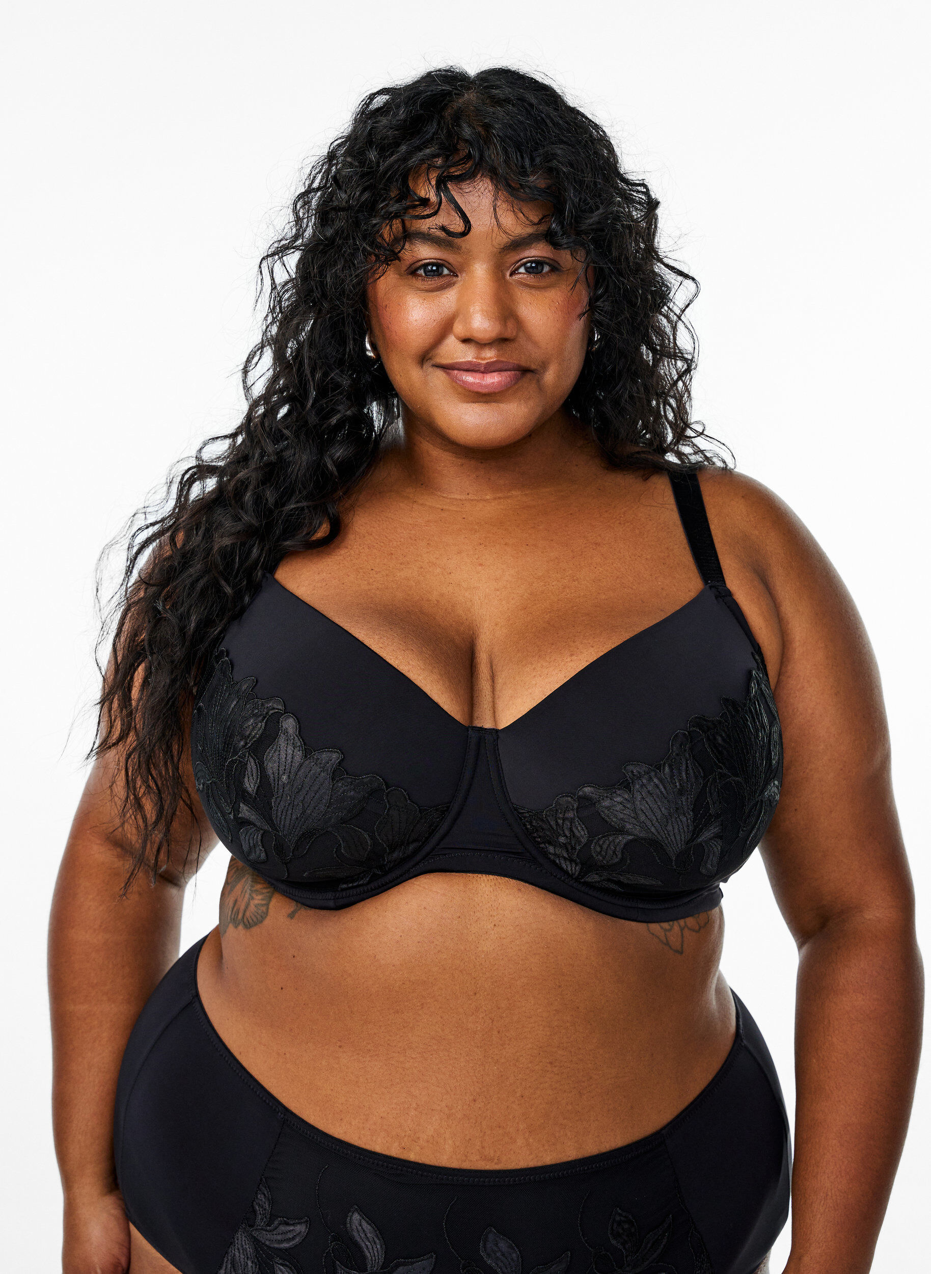 Soutien-gorge rembourr&eacute; avec broderie florale, Noir, Model