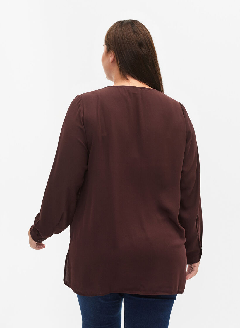 Chemise de couleur unie avec col en V, Fudge, Model image number 1