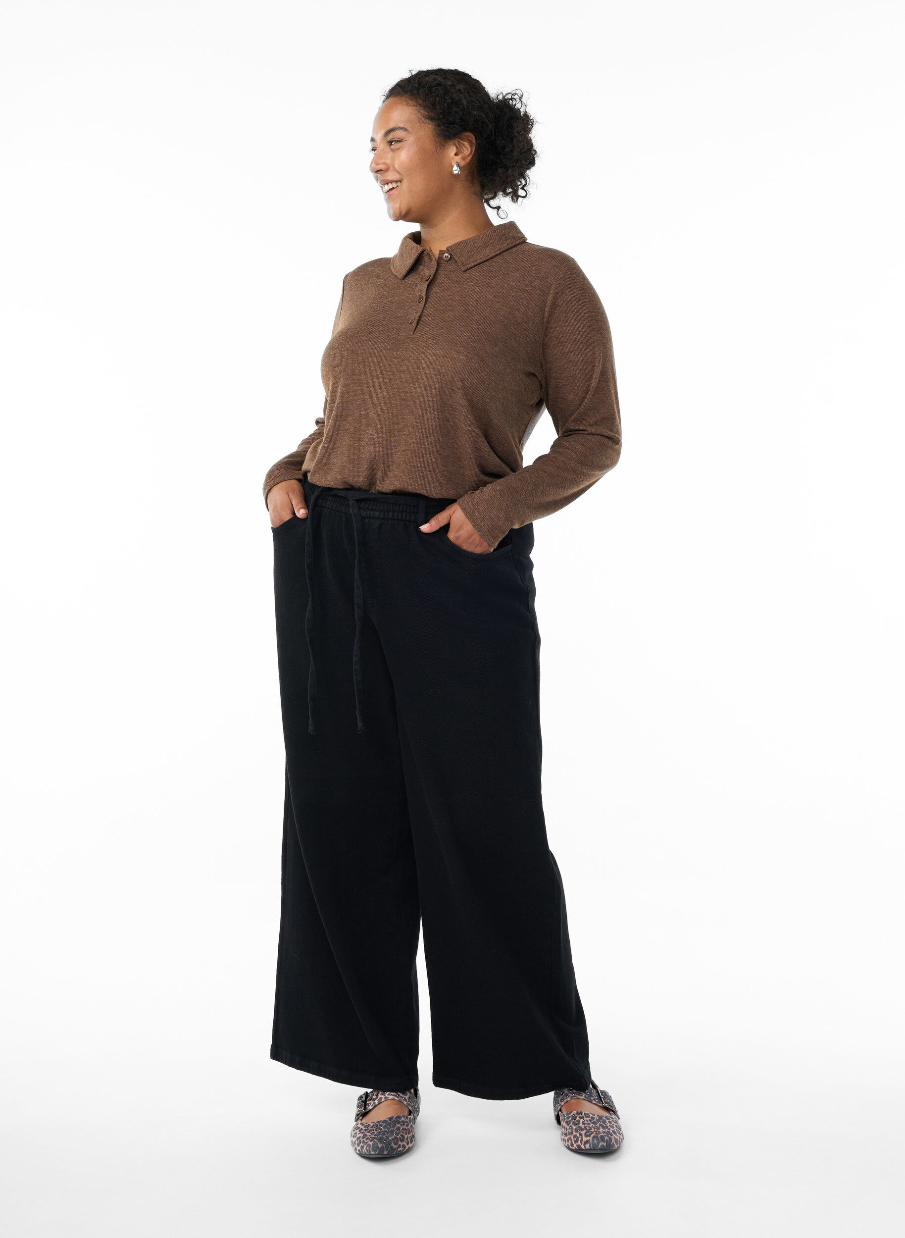 Zizzi Polo &agrave; manches longues en maille c&ocirc;tel&eacute;e extensible, Marron, Model image number 1