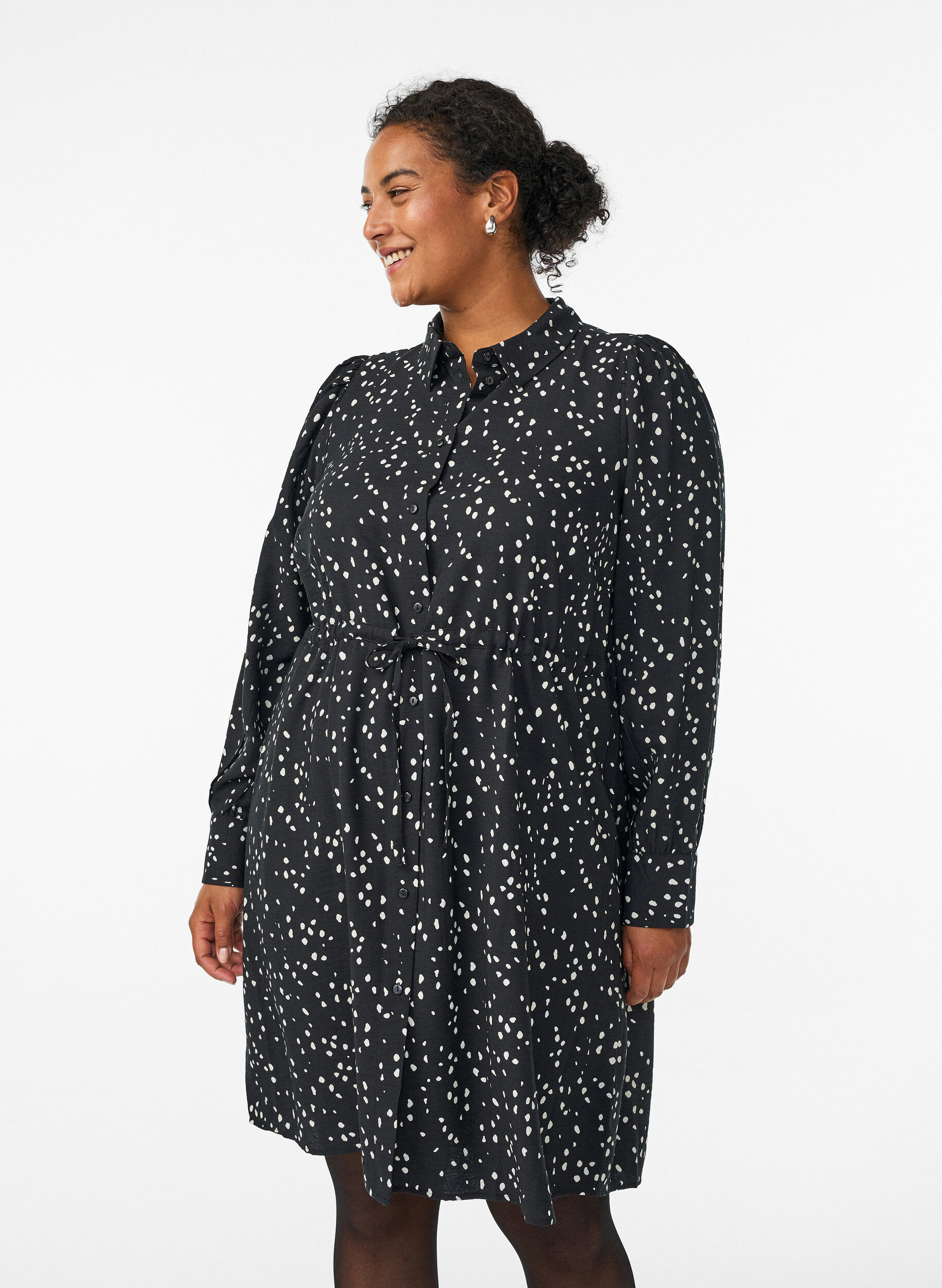 Robe chemise imprim&eacute;e avec ceinture &agrave; nouer, Noir, Model