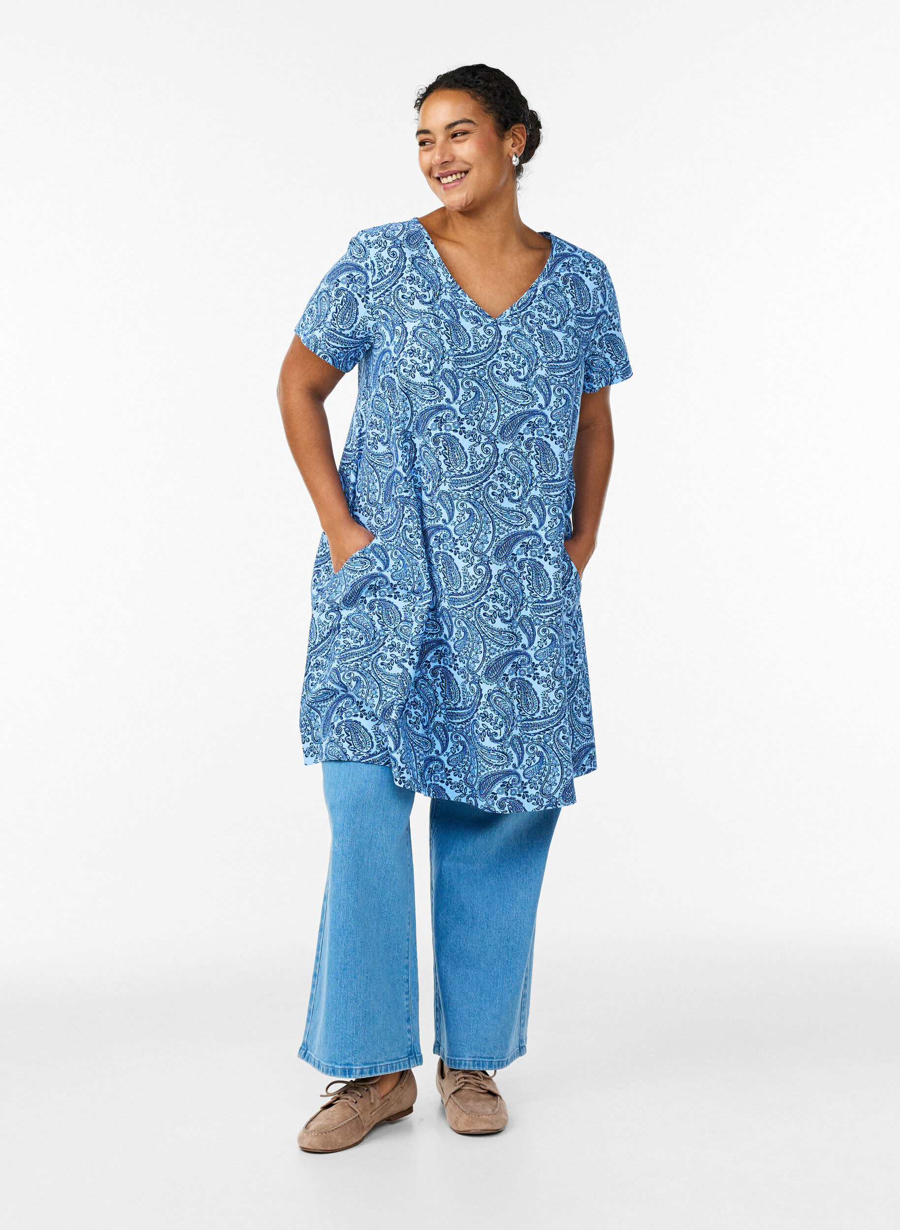 Zizzi Robe courte &eacute;vas&eacute;e avec imprim&eacute; cachemire, Bleu Clair, Model image number 1