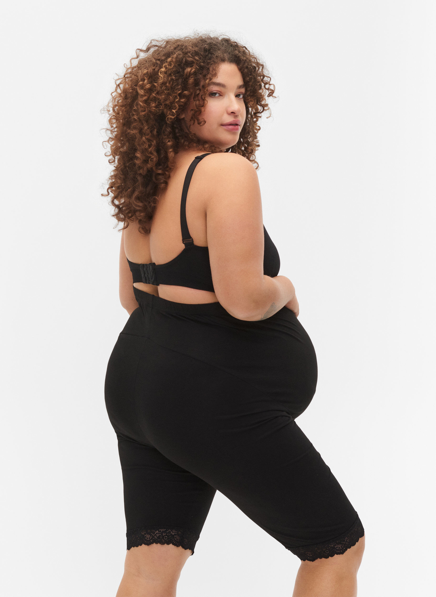 Zizzi Short cycliste de grossesse avec bordure en dentelle, Black, Model image number 1