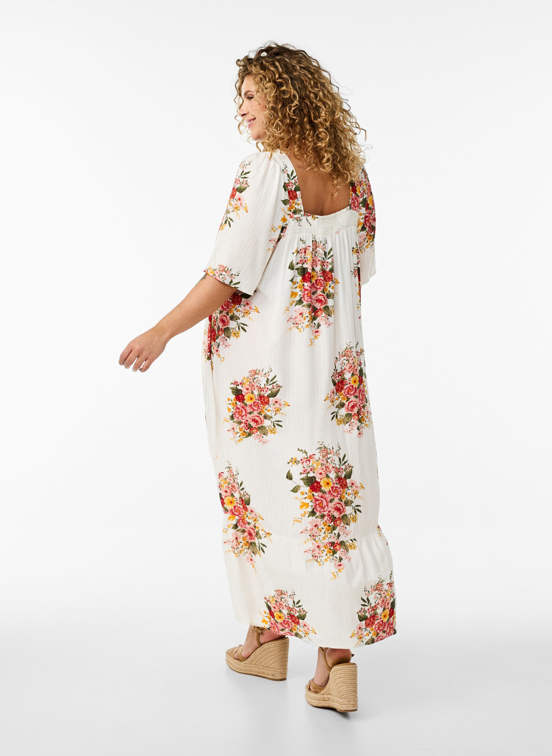 Zizzi Robe longue avec d&eacute;collet&eacute; carr&eacute; et motifs floraux, Eggnog Flower, Model image number 1