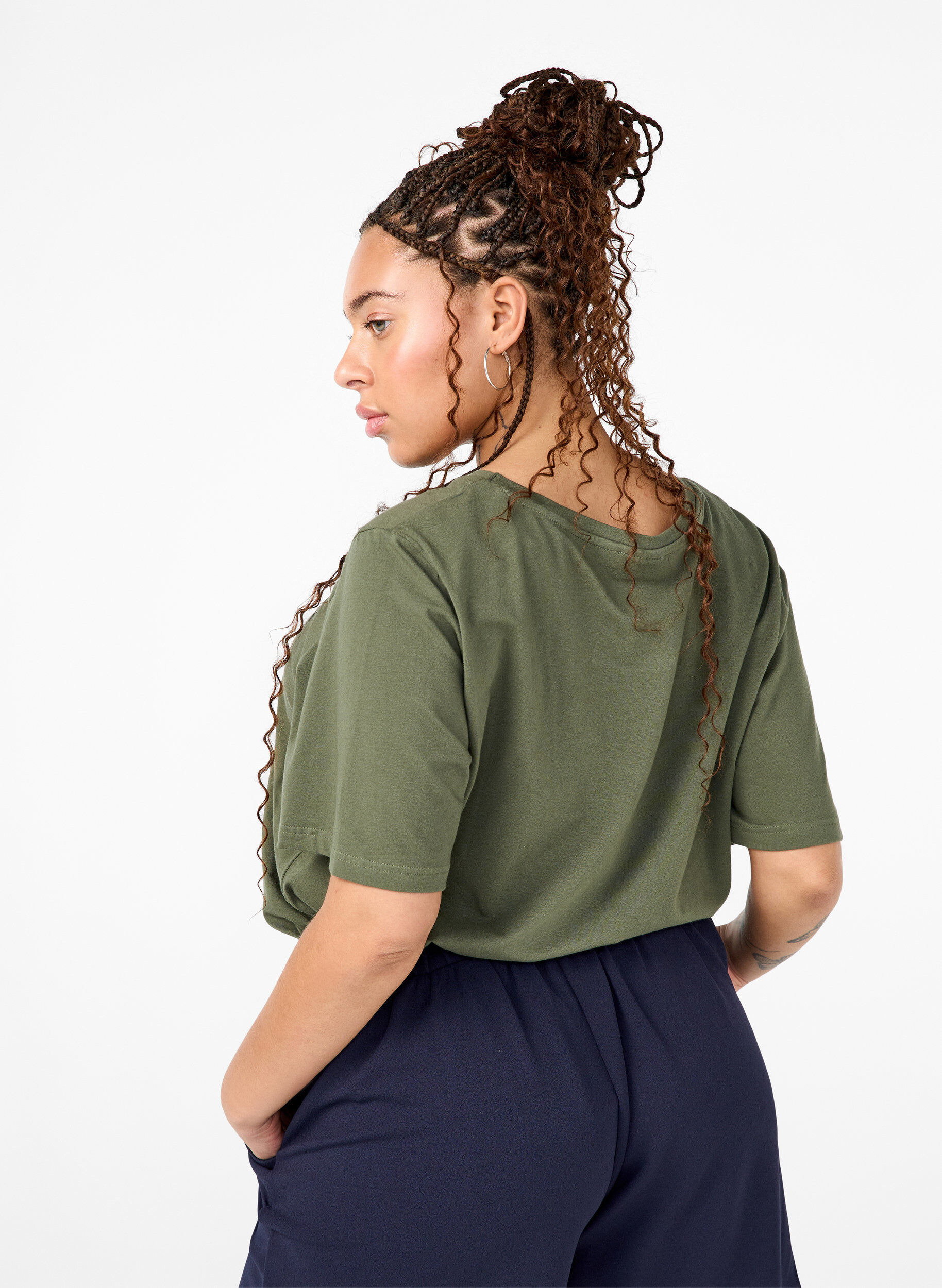 Zizzi T-shirt en coton bio avec d&eacute;tails brod&eacute;s, Thyme, Model image number 1