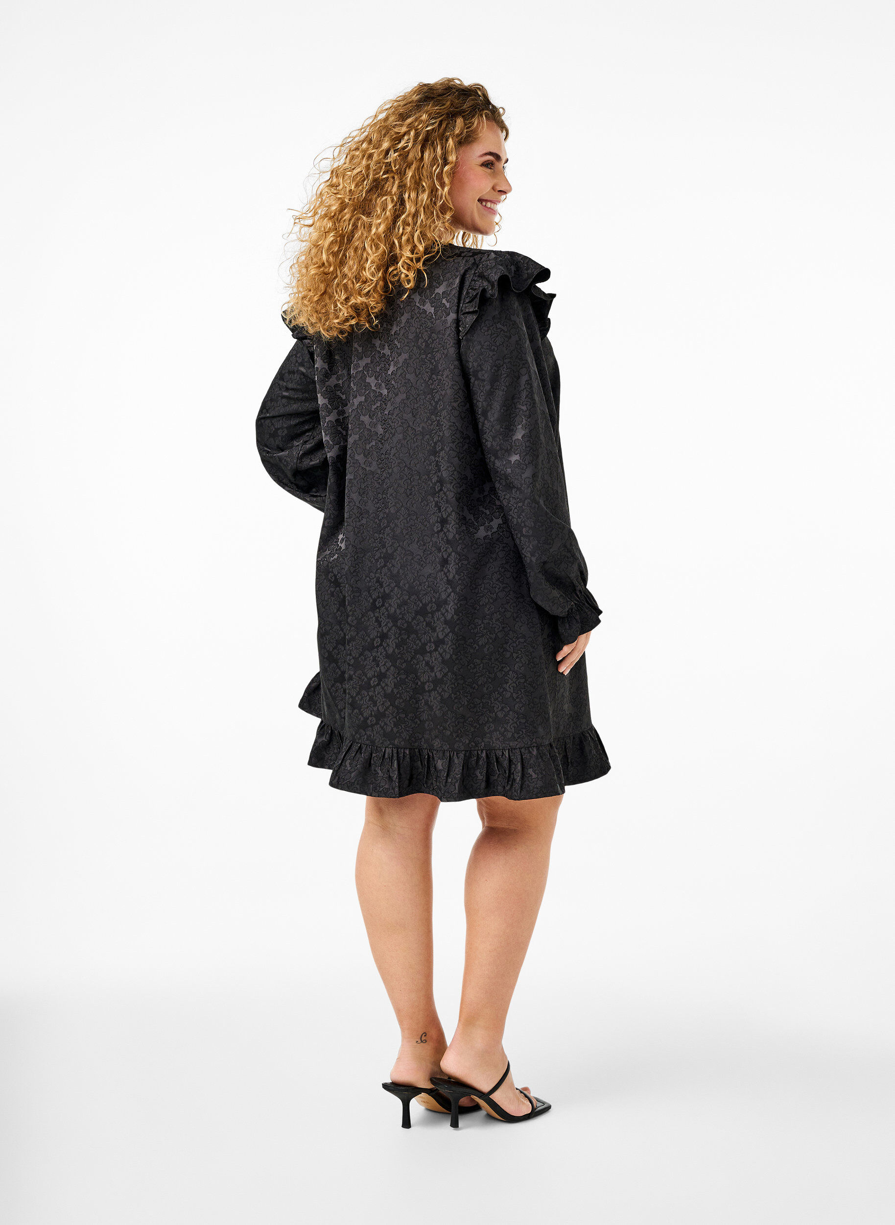 Zizzi Robe en jacquard avec des manches longues et des d&eacute;tails &agrave; volants, Noir, Model image number 2