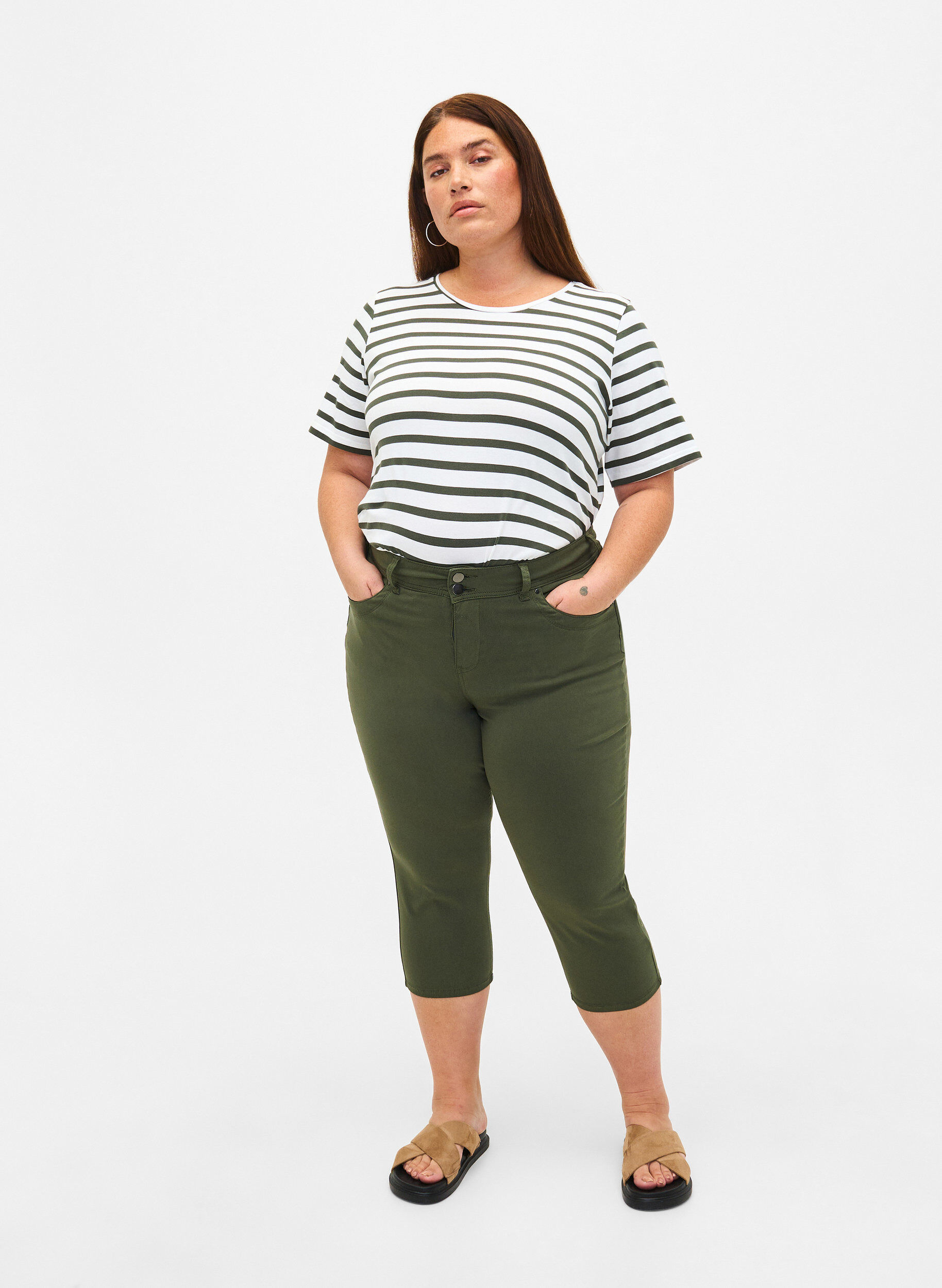 Zizzi Pantalon capri ajust&eacute; en m&eacute;lange de viscose, Thyme, Model image number 0
