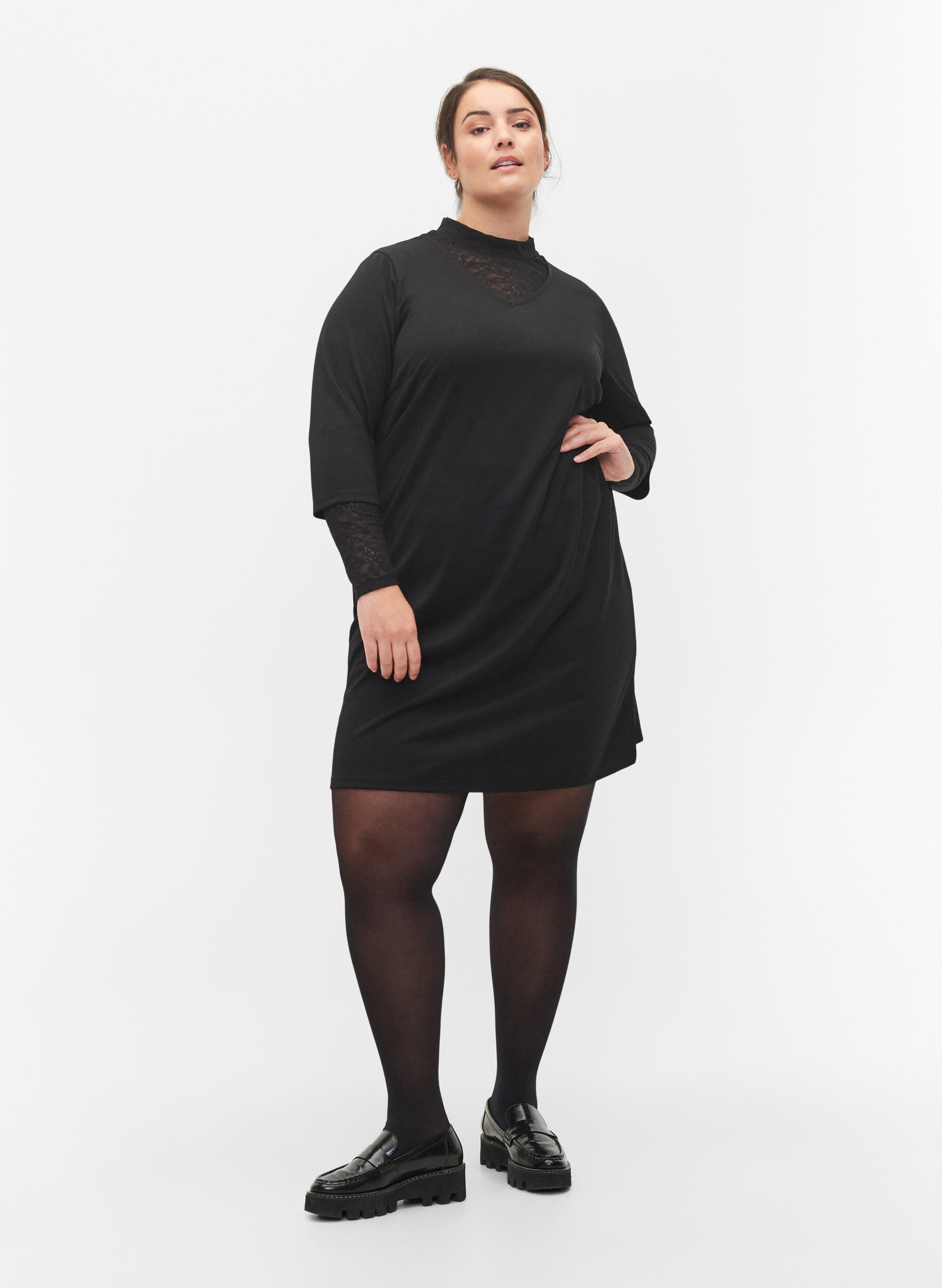 Zizzi Robe de couleur unie avec coupe en V et manches 3/4, Black, Model image number 2