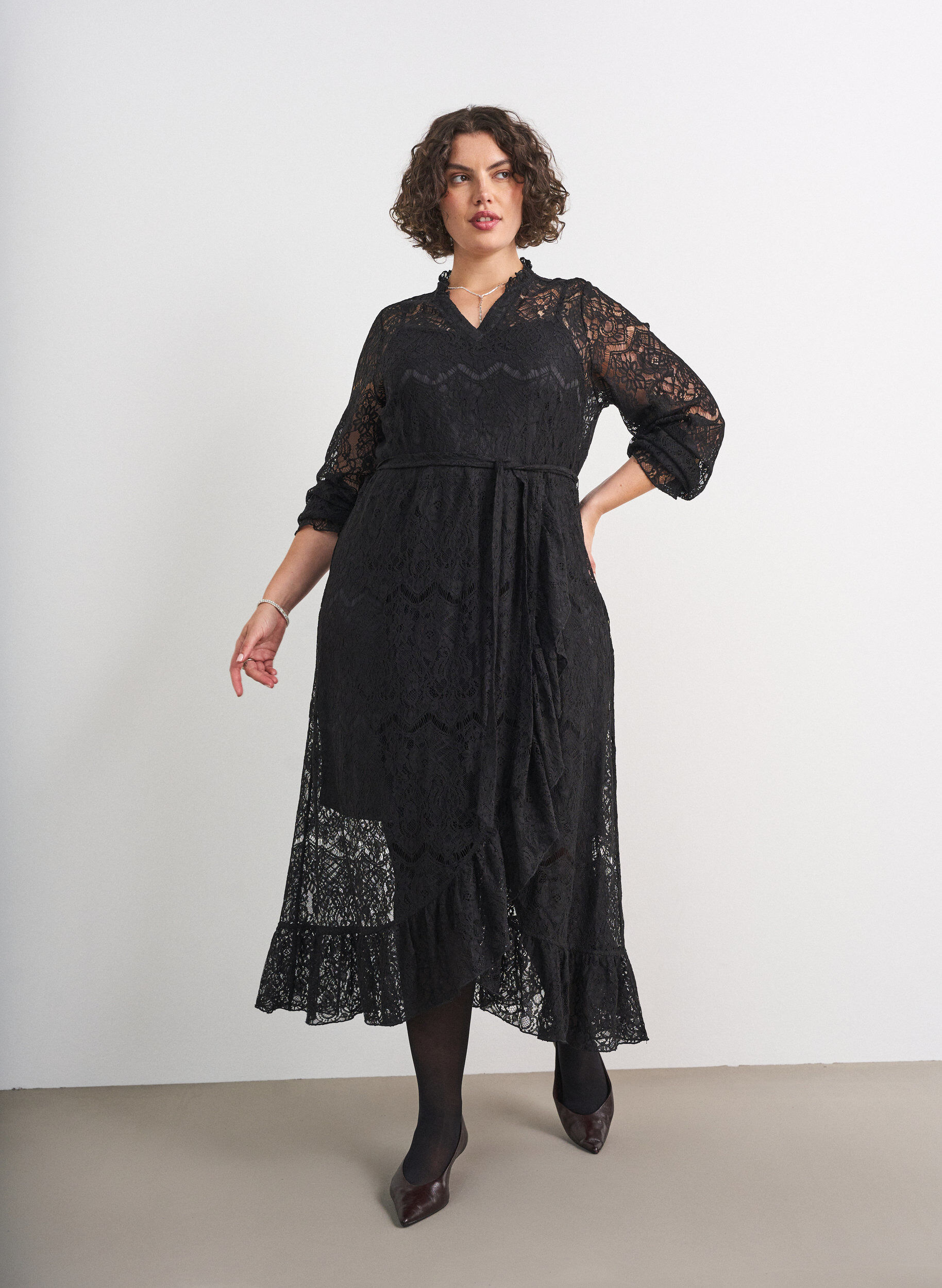 ZizziRobe en dentelle avec jupe portefeuille et volants, Noir, Model image number 0