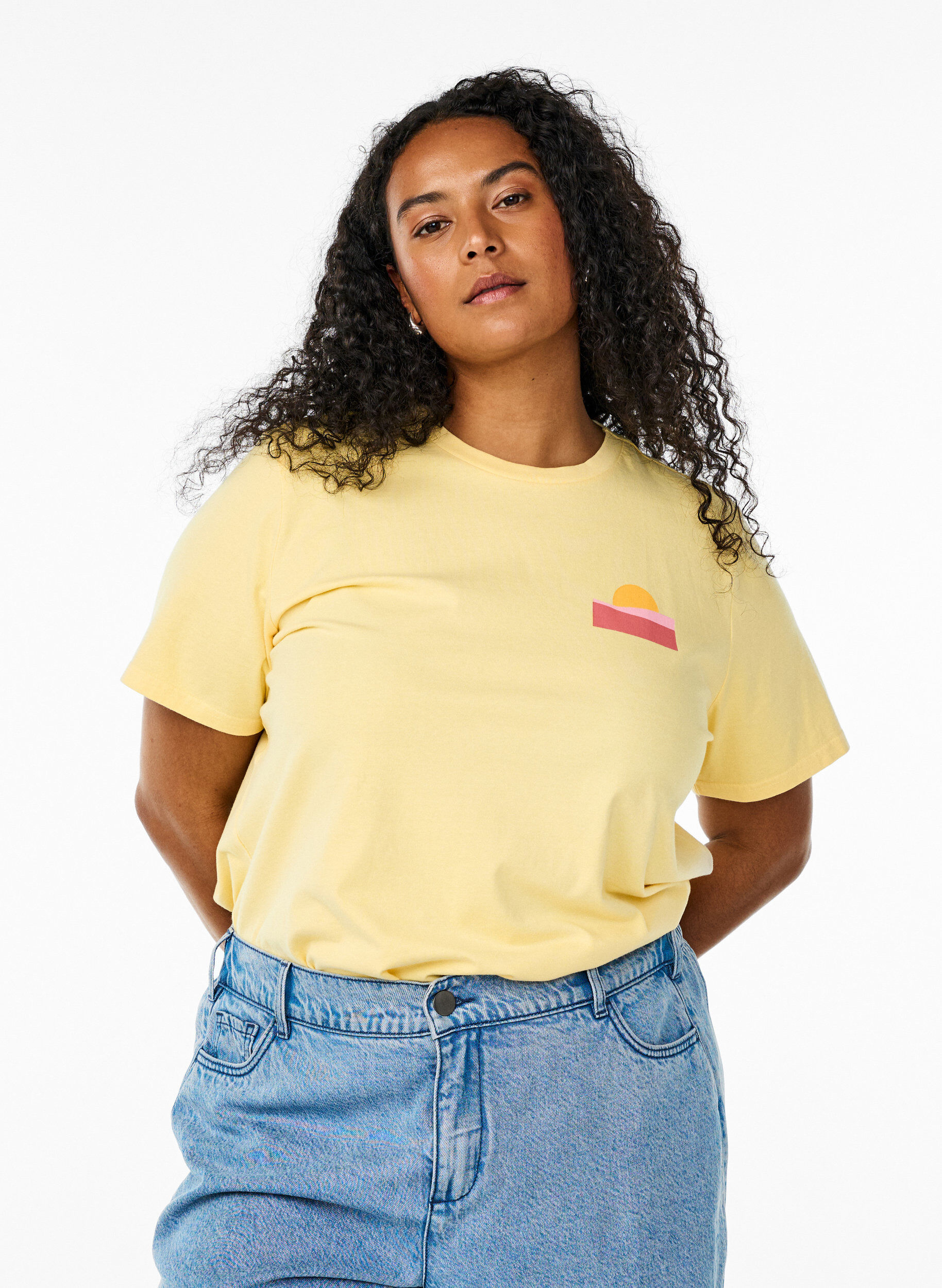 Zizzi T-shirt en coton biologique avec impression au dos, Jaune clair, Model image number 0
