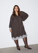 Robe mi-longue avec de fines rayures et des finitions en dentelle, Marron, Model image number 1