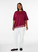 T-shirt avec ourlet asym&eacute;trique en dentelle, Rouge, Model image number 1