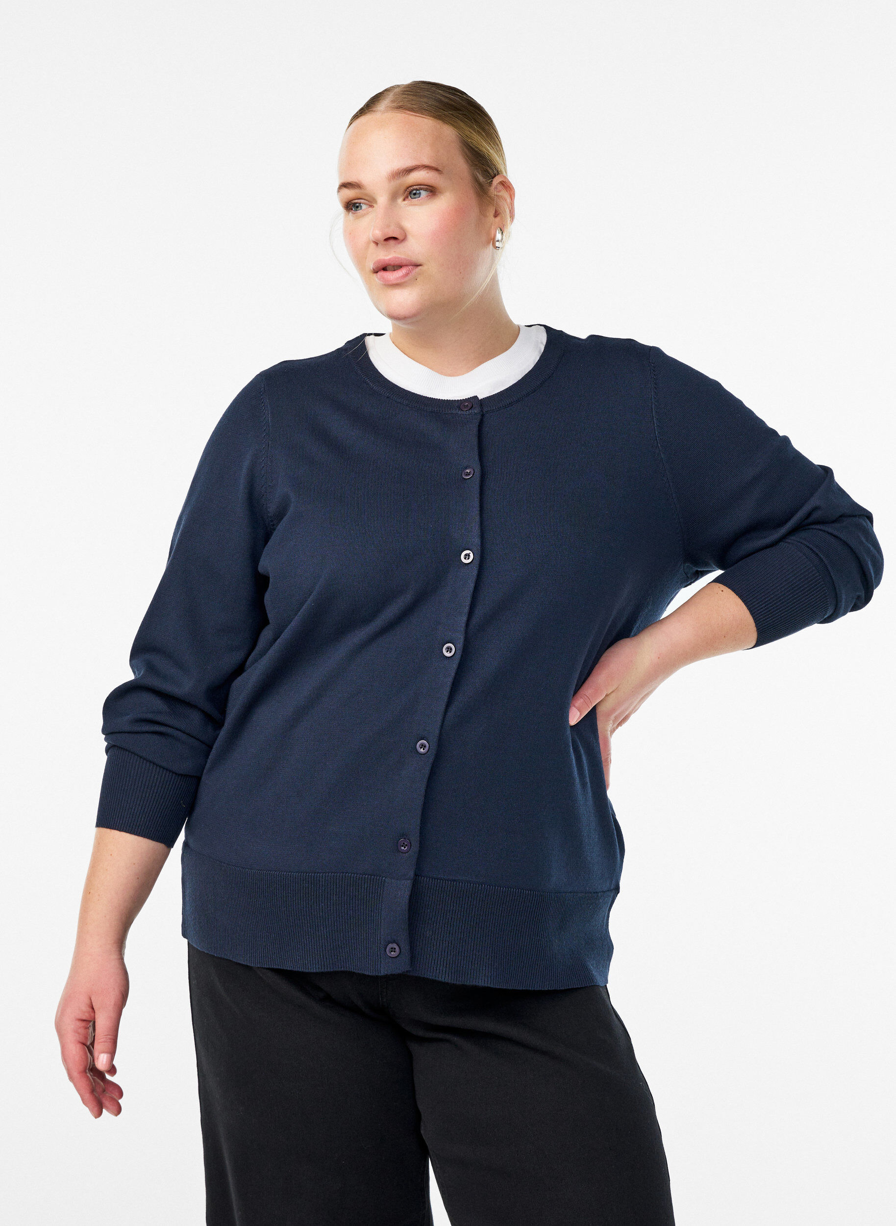 Cardigan en maille fine avec col rond, Bleu, Model