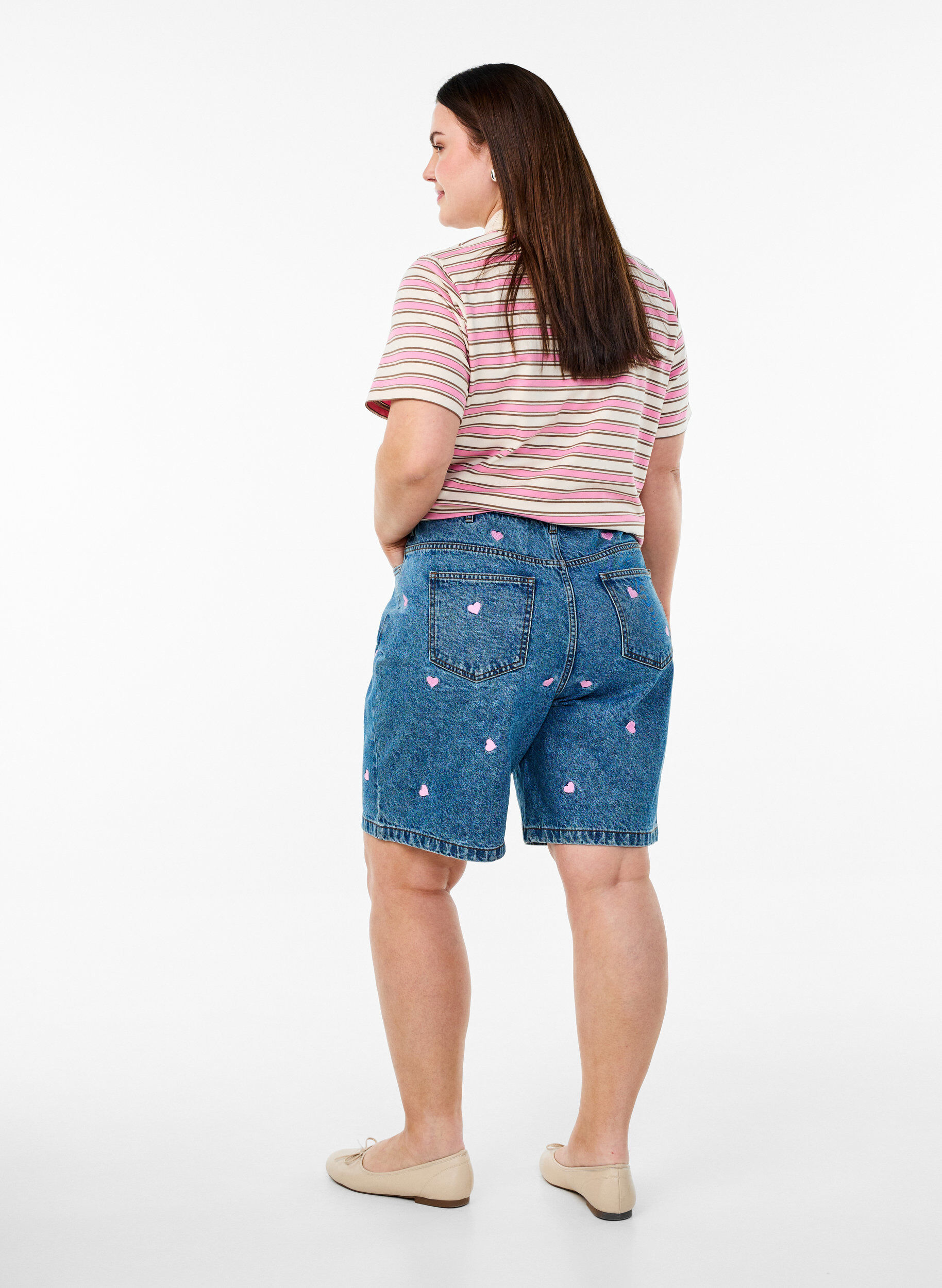 Zizzi Shorts en jean taille haute orn&eacute;s de c&oelig;urs brod&eacute;s, Bleu Clair, Model image number 2