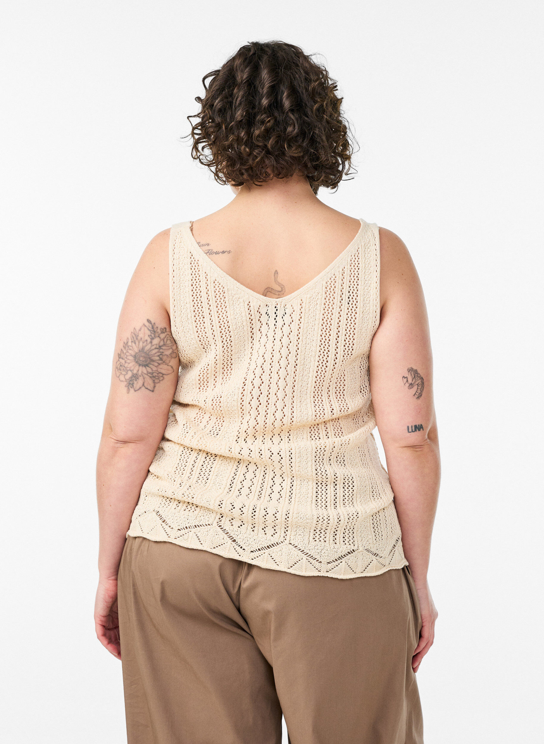 Zizzi Top en maille avec broderie ajour&eacute;e et col V, Beige, Model image number 2