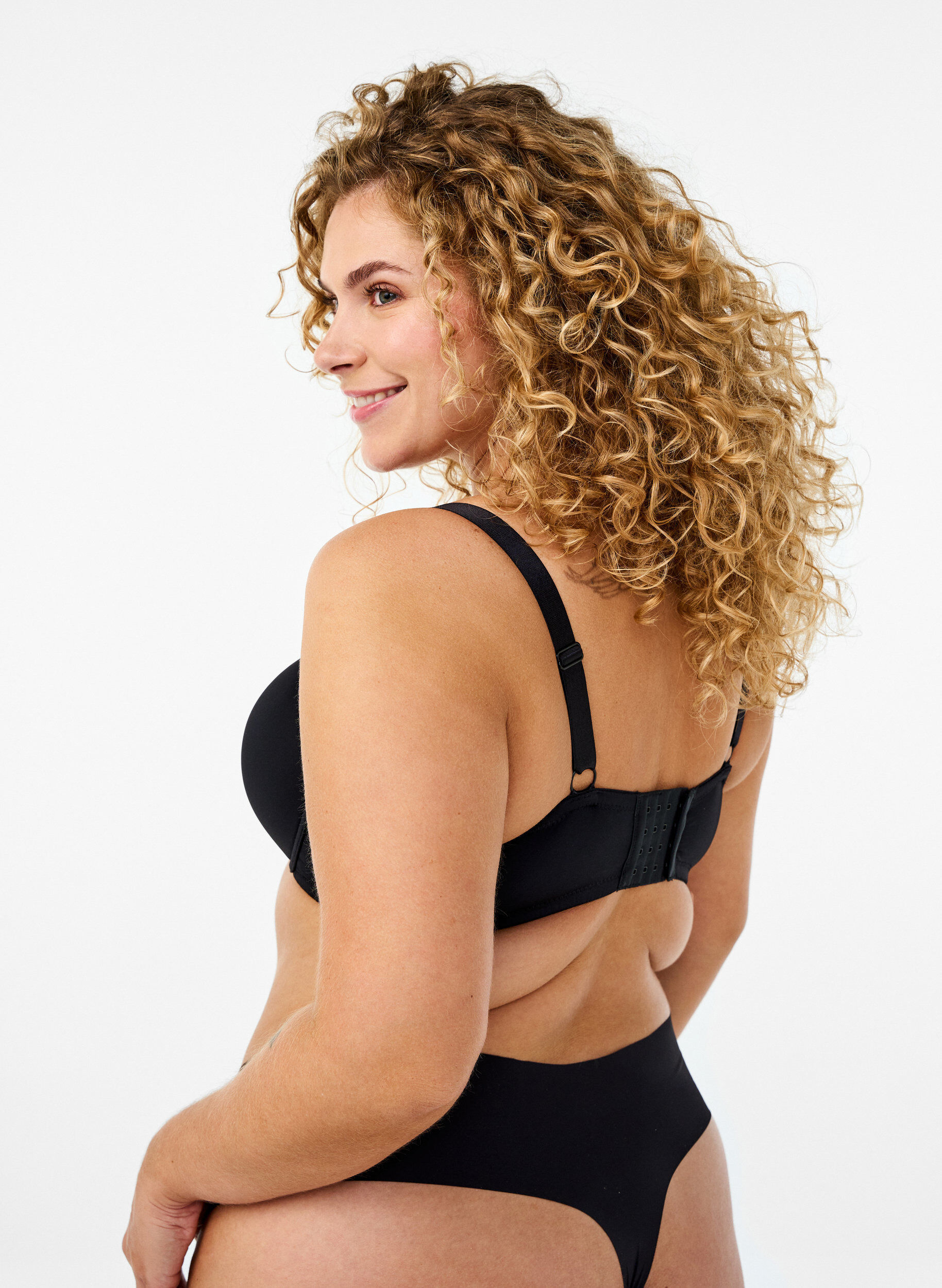 Zizzi Soutien-gorge moul&eacute; avec d&eacute;tail en forme de croix, Noir, Model image number 2