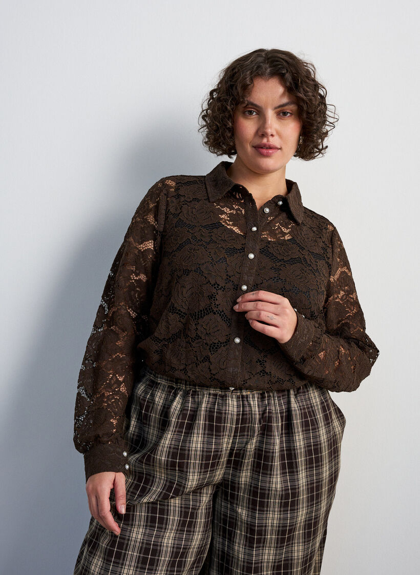 Chemise en dentelle avec boutons nacr&eacute;s, Marron, Model image number 0