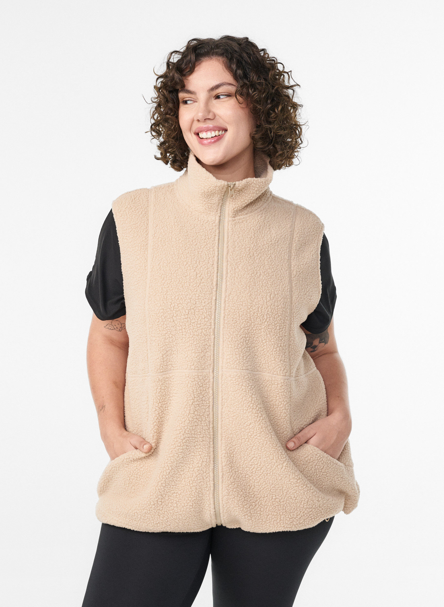 Gilet teddy avec poches, Beige, Model