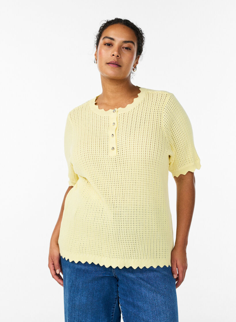 Blouse en maille &agrave; manches courtes avec motif ajour&eacute; et bords ondul&eacute;s, Jaune clair, Model image number 0