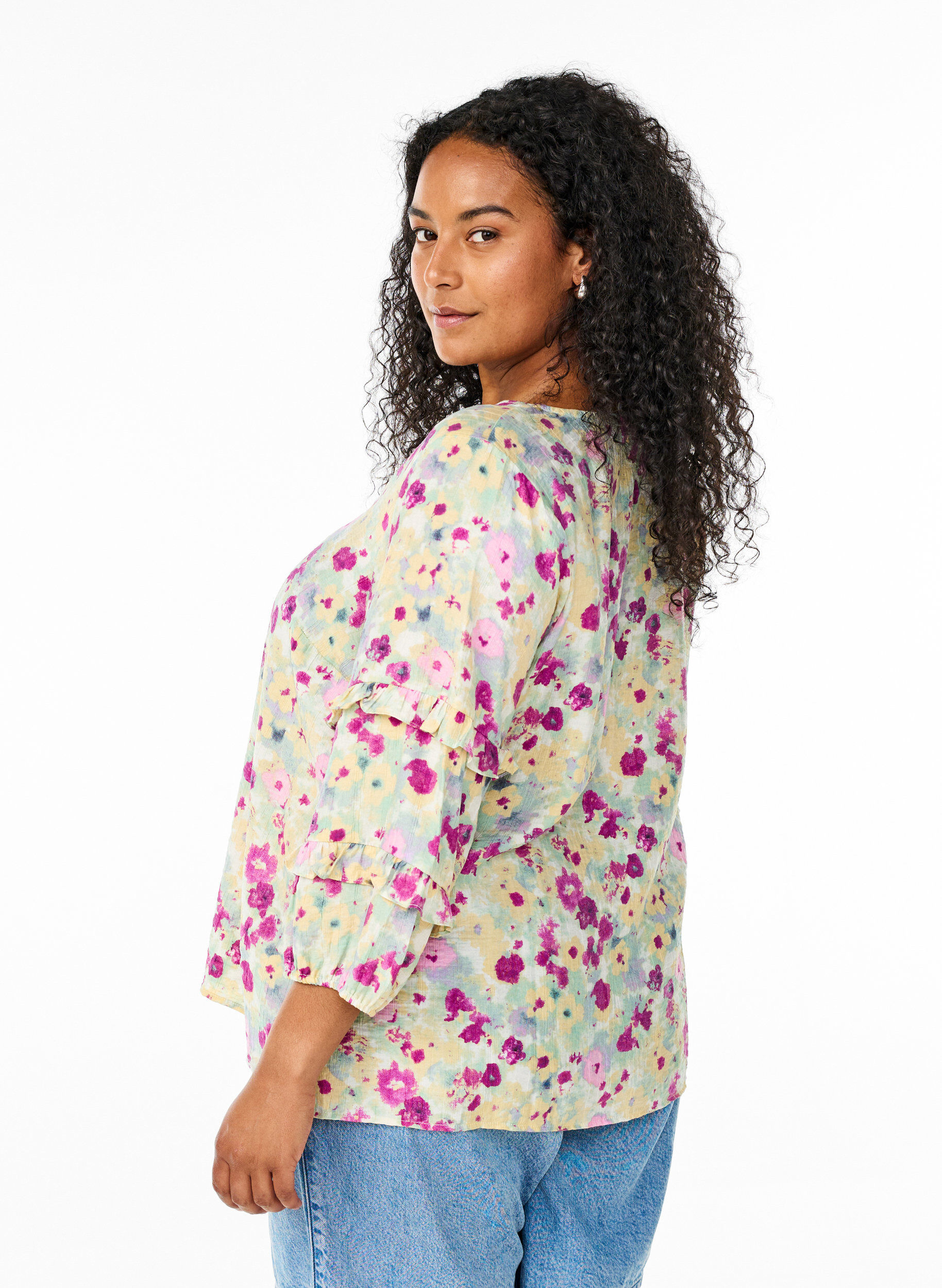 Zizzi Chemisier &agrave; d&eacute;tails de jabot et &agrave; imprim&eacute; floral, Vanille, Model image number 2