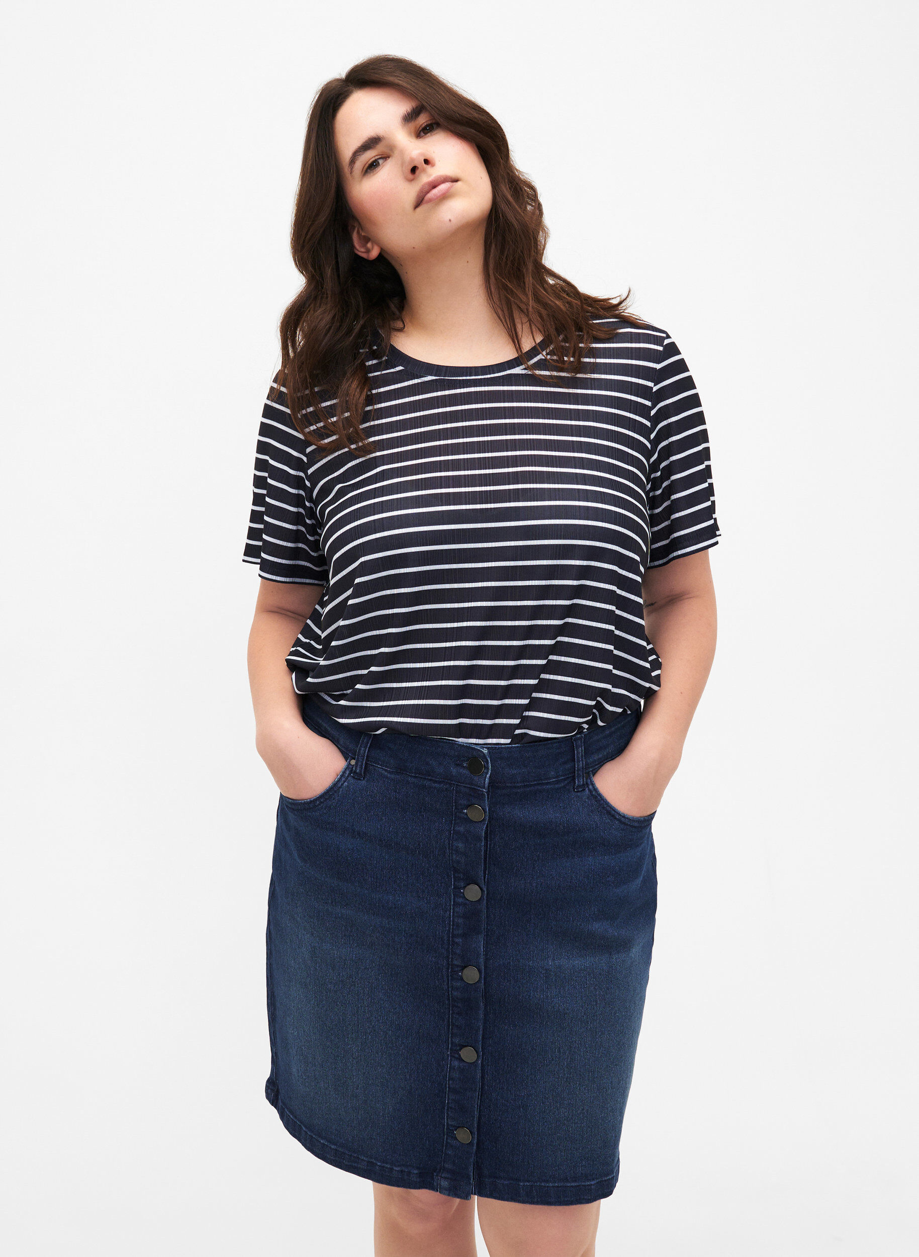 Zizzi FLASH - Jupe en jean avec fermeture boutonn&eacute;e, Bleu, Model image number 0