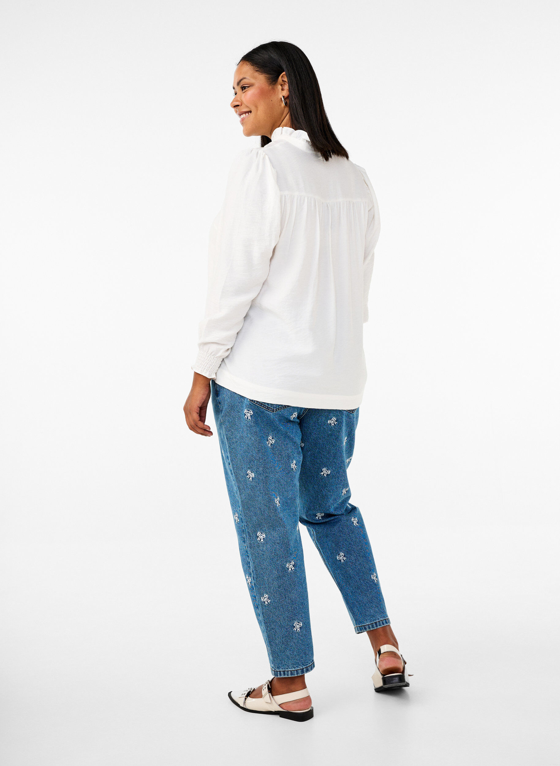 Zizzi Jeans Mille coupe Mom avec broderies, Bleu Clair, Model image number 1