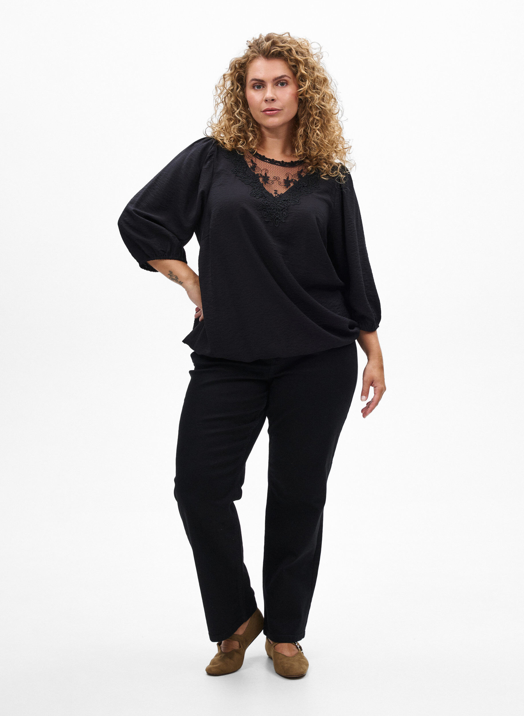 Zizzi Blouse avec manches 3/4 et d&eacute;tails en dentelle, Noir, Model image number 1