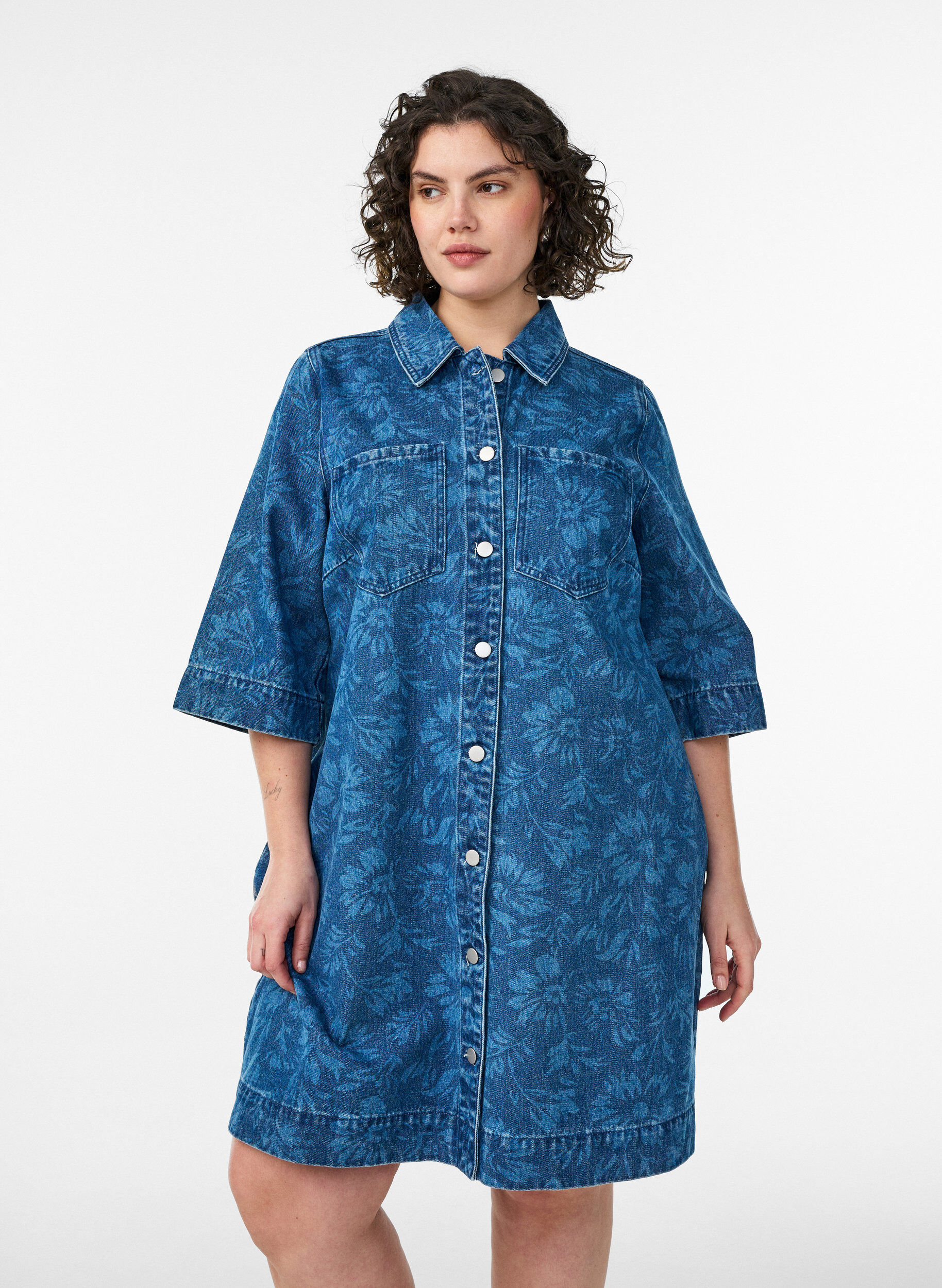 Zizzi Robe en jean &agrave; imprim&eacute; floral avec poches poitrine, Bleu, Model image number 0