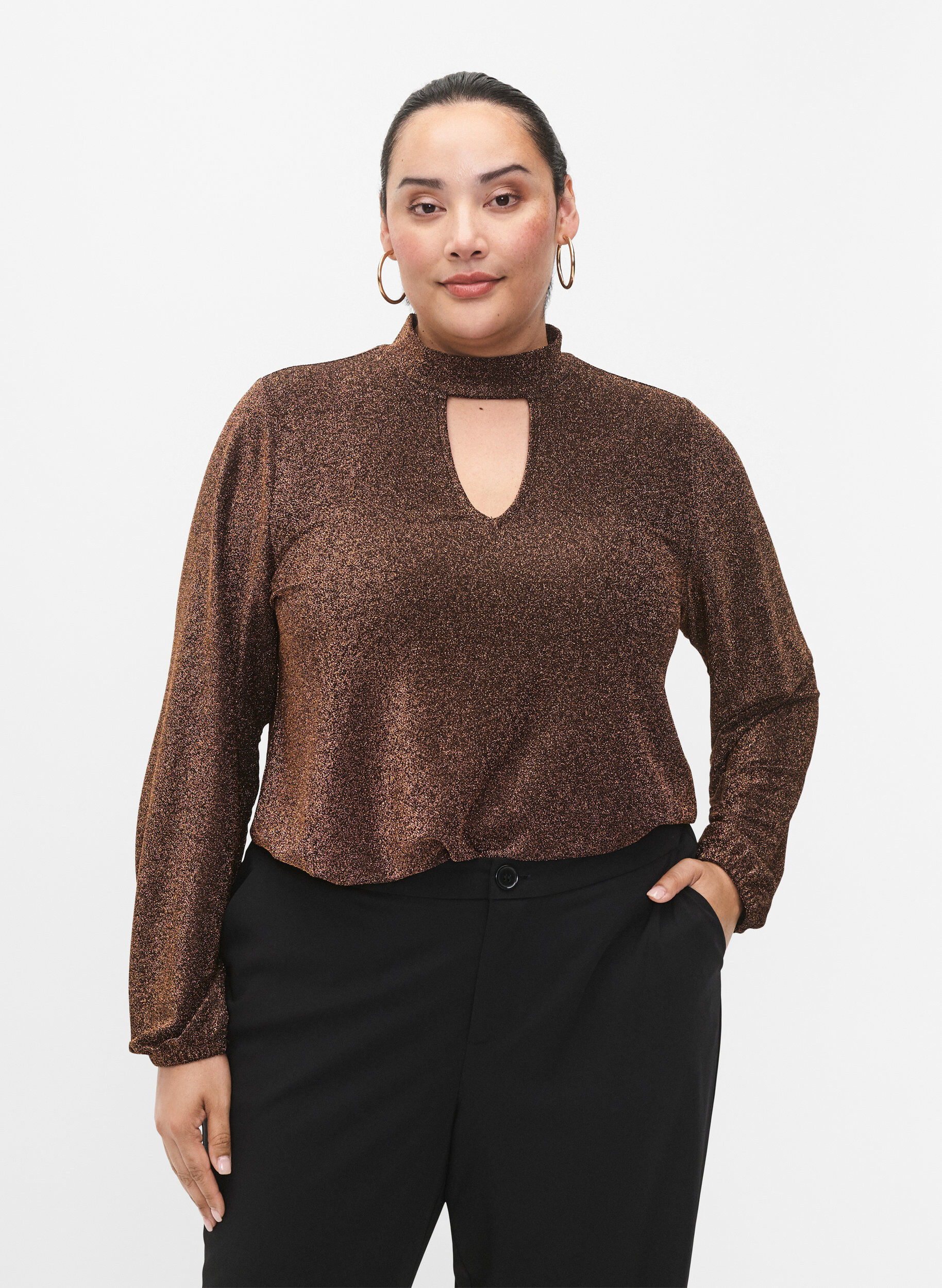 Zizzi Blouse scintillante &agrave; manches longues avec d&eacute;collet&eacute; arrondi et d&eacute;tail en V, Black Copper, Model image number 0