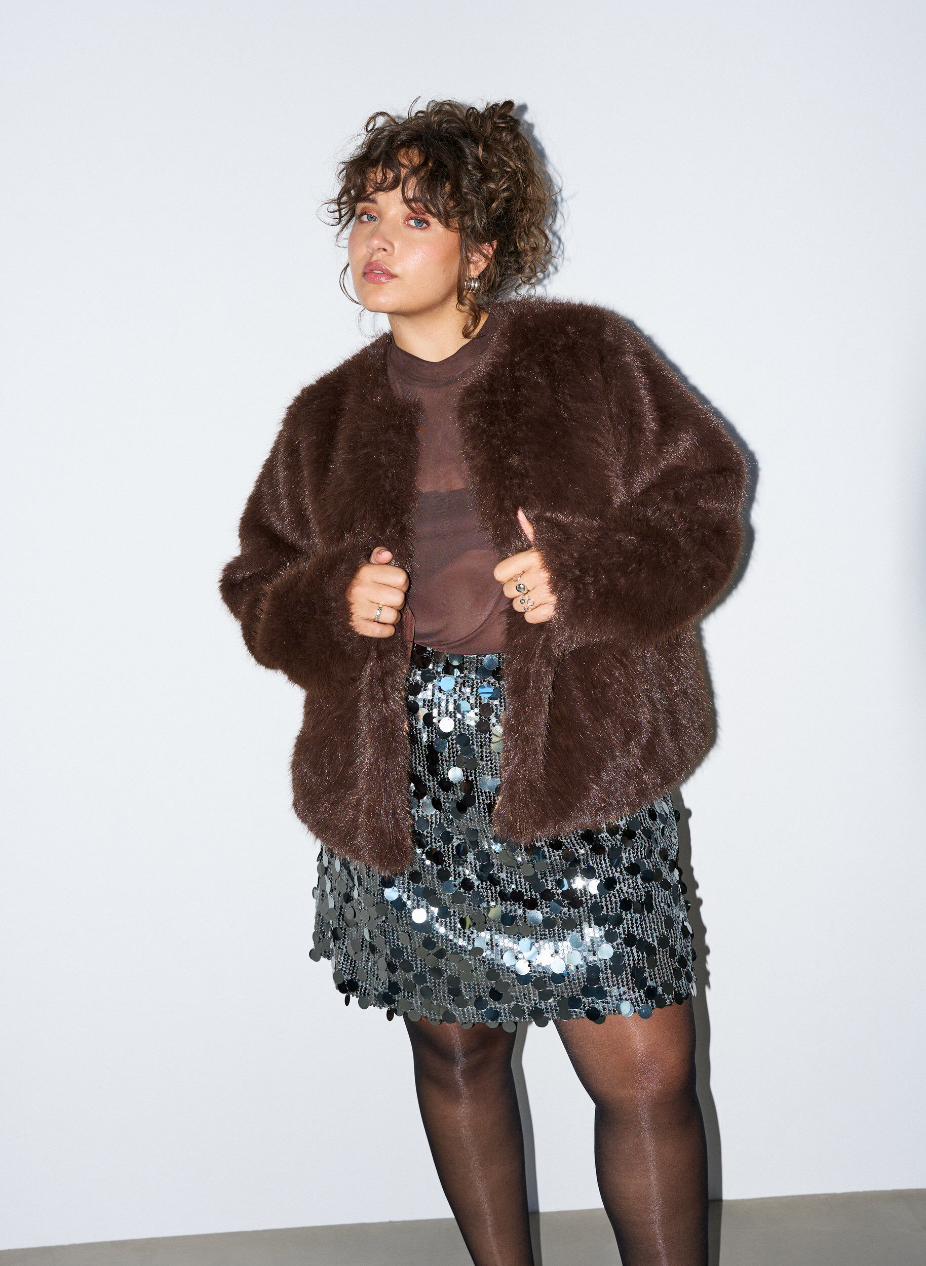 Jupe courte &agrave; sequins avec une ceinture &eacute;lastique, Gris anthracite, Model