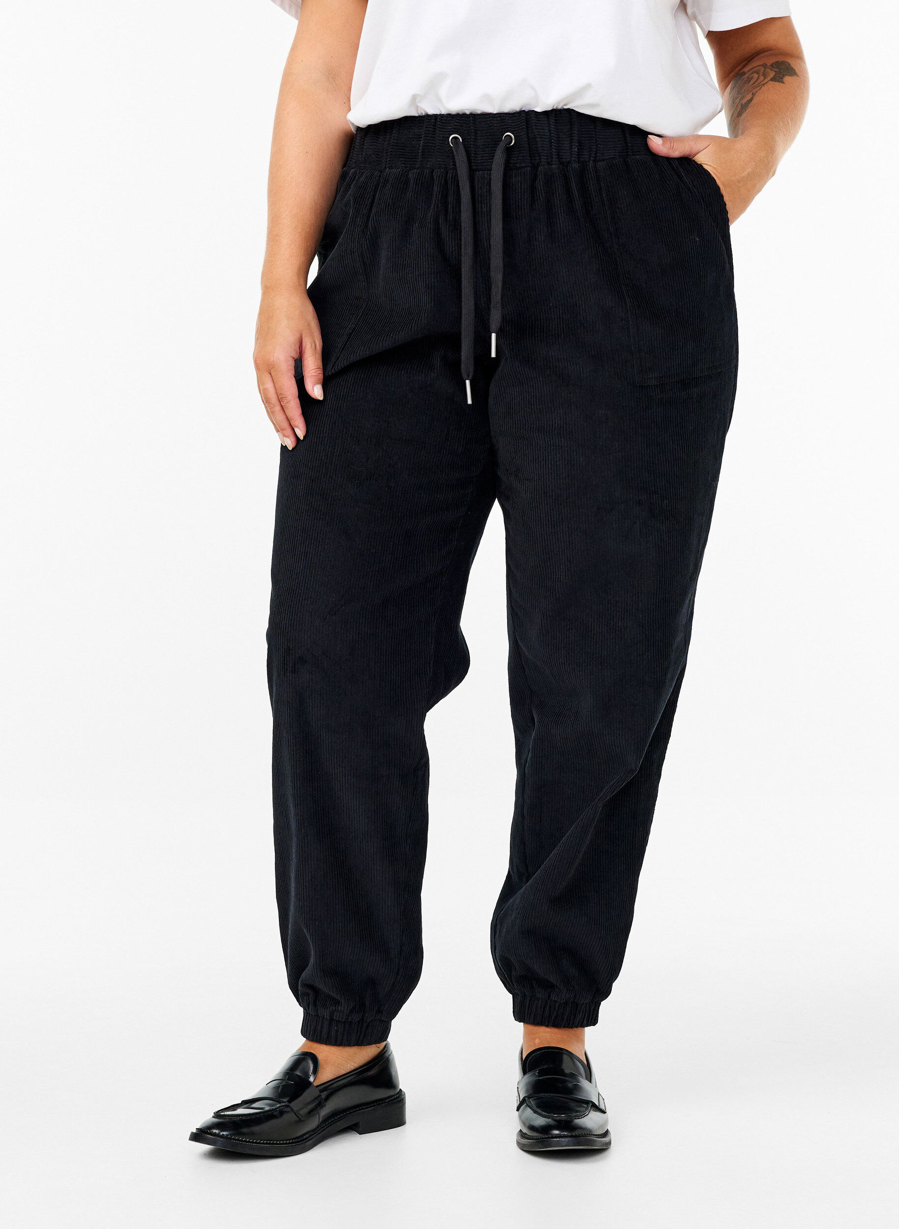 Zizzi Pantalon en velours c&ocirc;tel&eacute; avec ceinture &eacute;lastique, Noir, Model image number 2