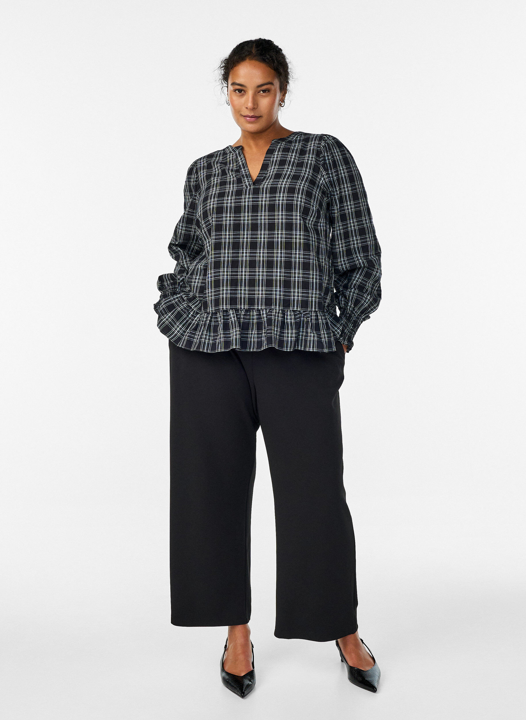 Zizzi Blouse &agrave; carreaux avec volants, Noir, Model image number 1
