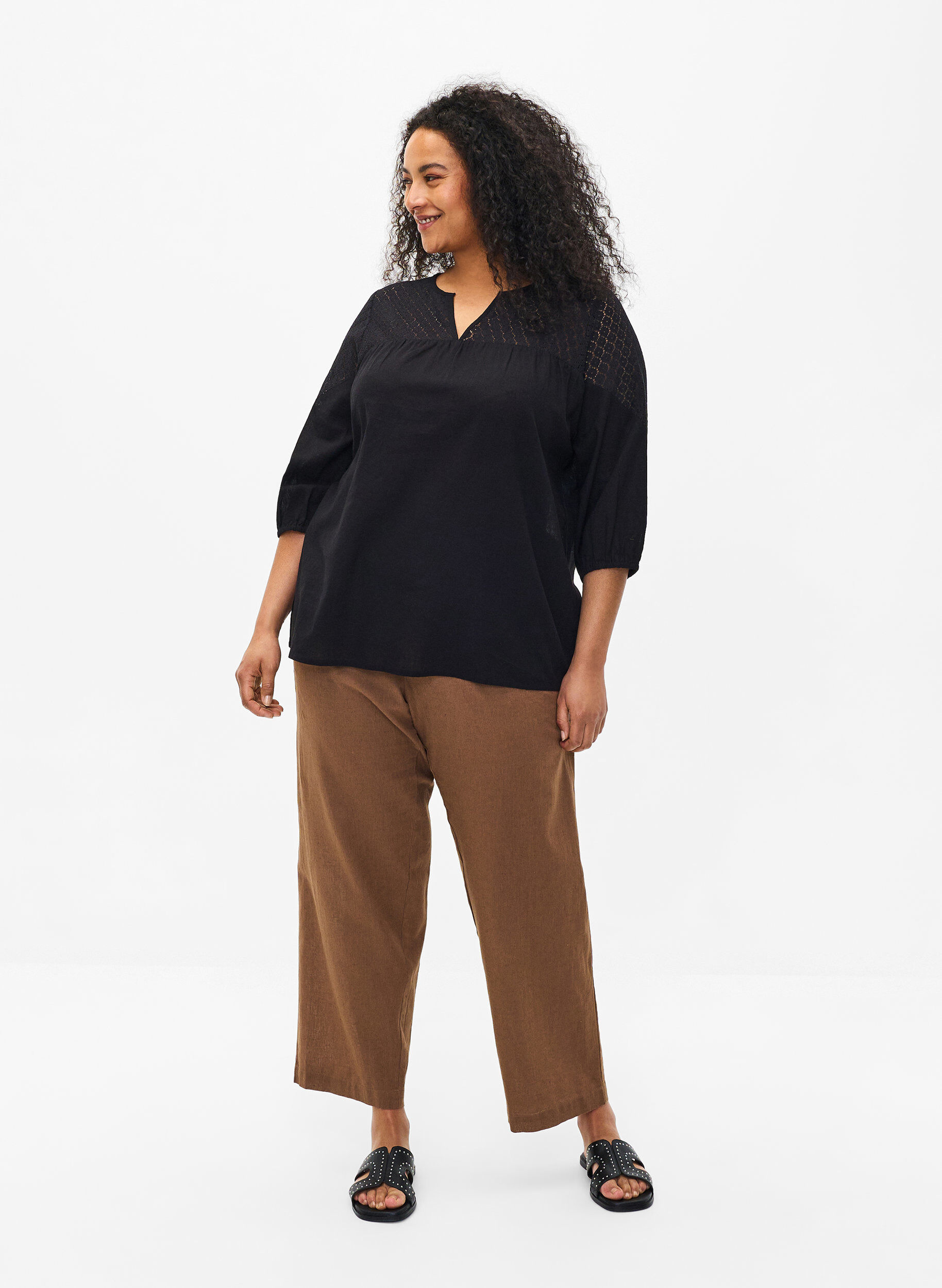 Zizzi Chemisier en m&eacute;lange de coton et de lin orn&eacute; de d&eacute;tails en crochet., Black, Model image number 2