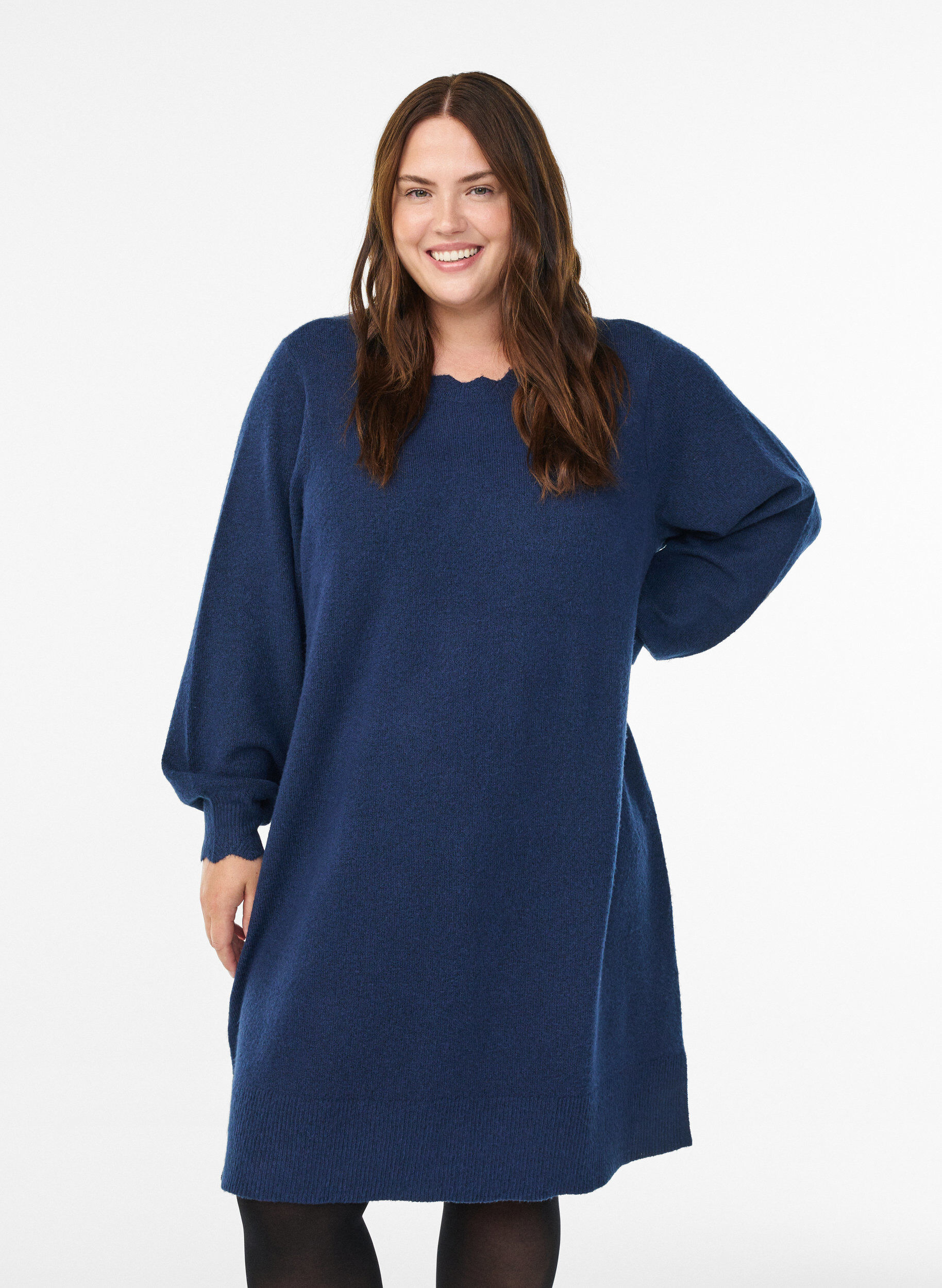 Robe courte en maille avec ourlet ondul&eacute; et fentes, Bleu, Model