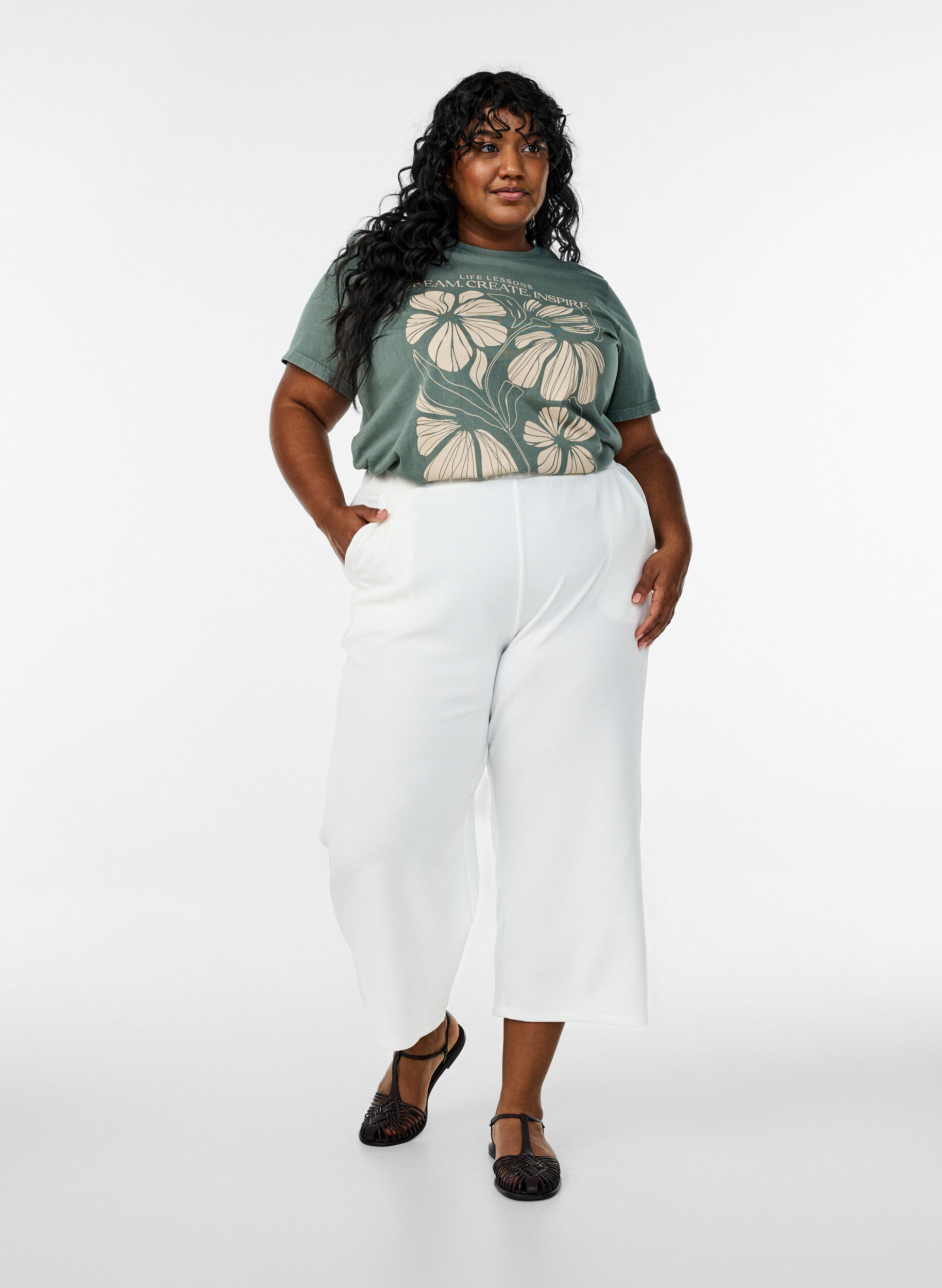 Zizzi T-shirt en coton bio, &agrave; texte et &agrave; imprim&eacute; floral, Vert, Model image number 1