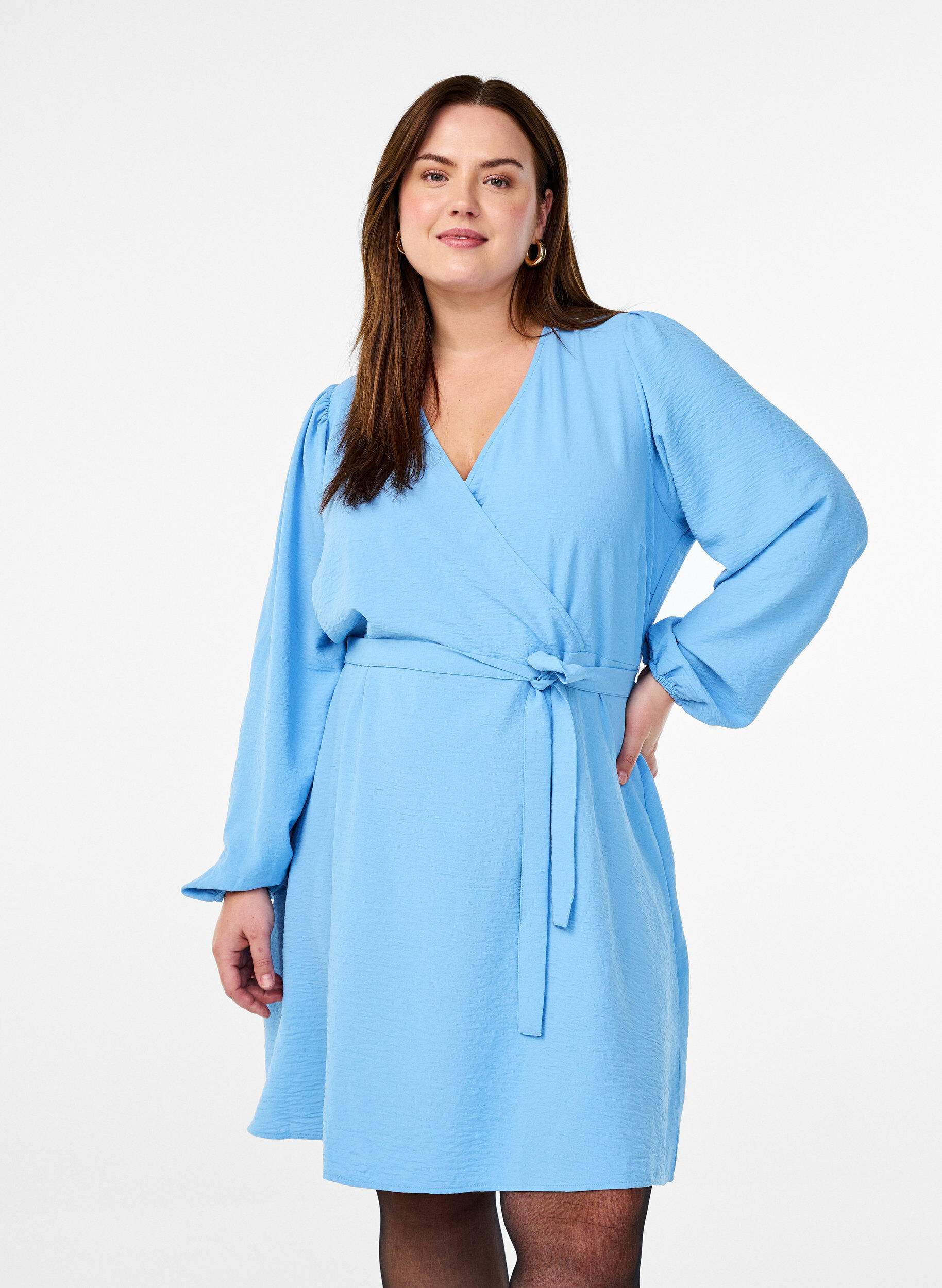 Zizzi Robe courte portefeuille avec ceinture &agrave; nouer, Bleu Clair, Model image number 0