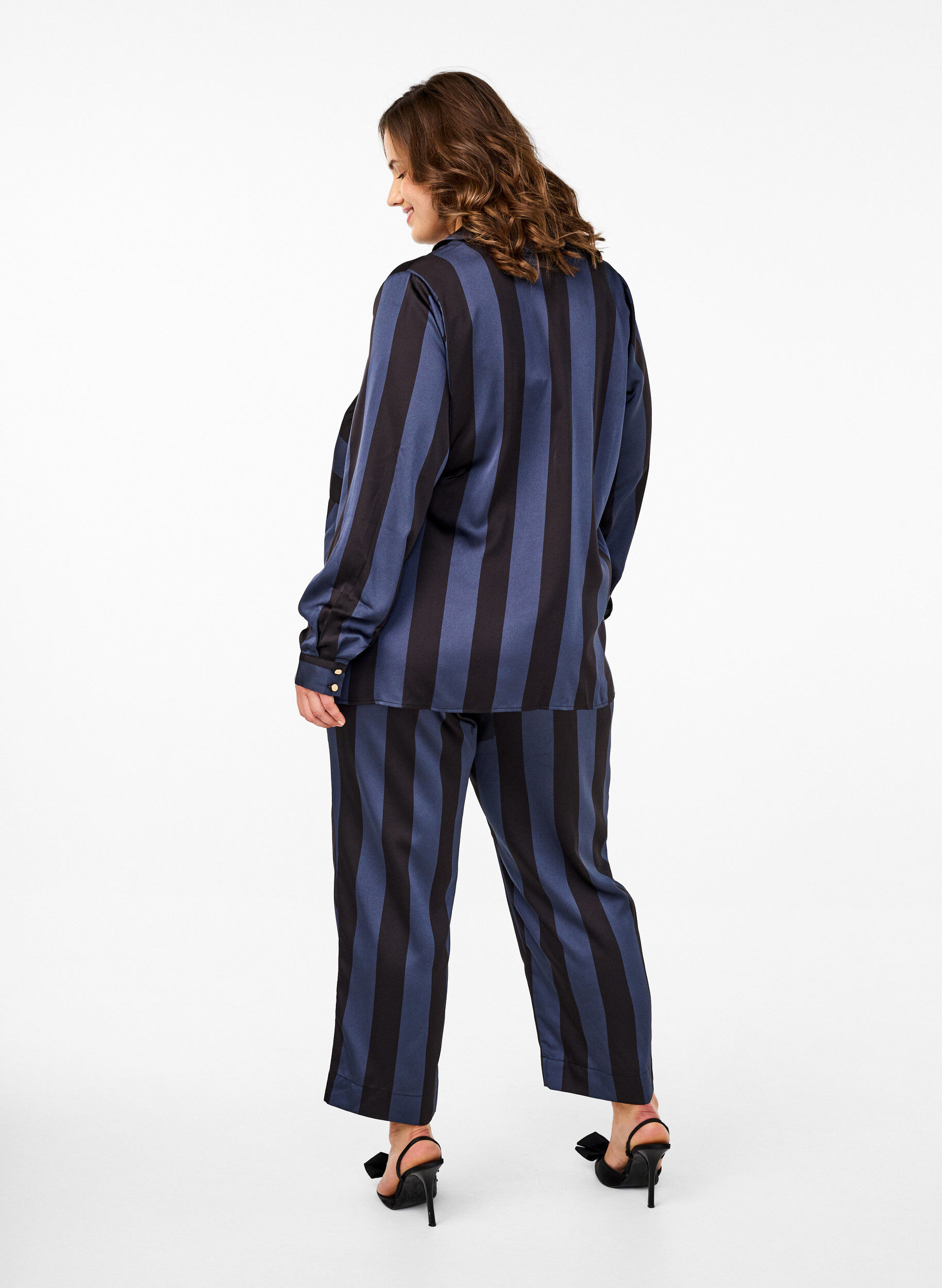 Zizzi Pantalon court &agrave; rayures, Bleu, Model image number 1