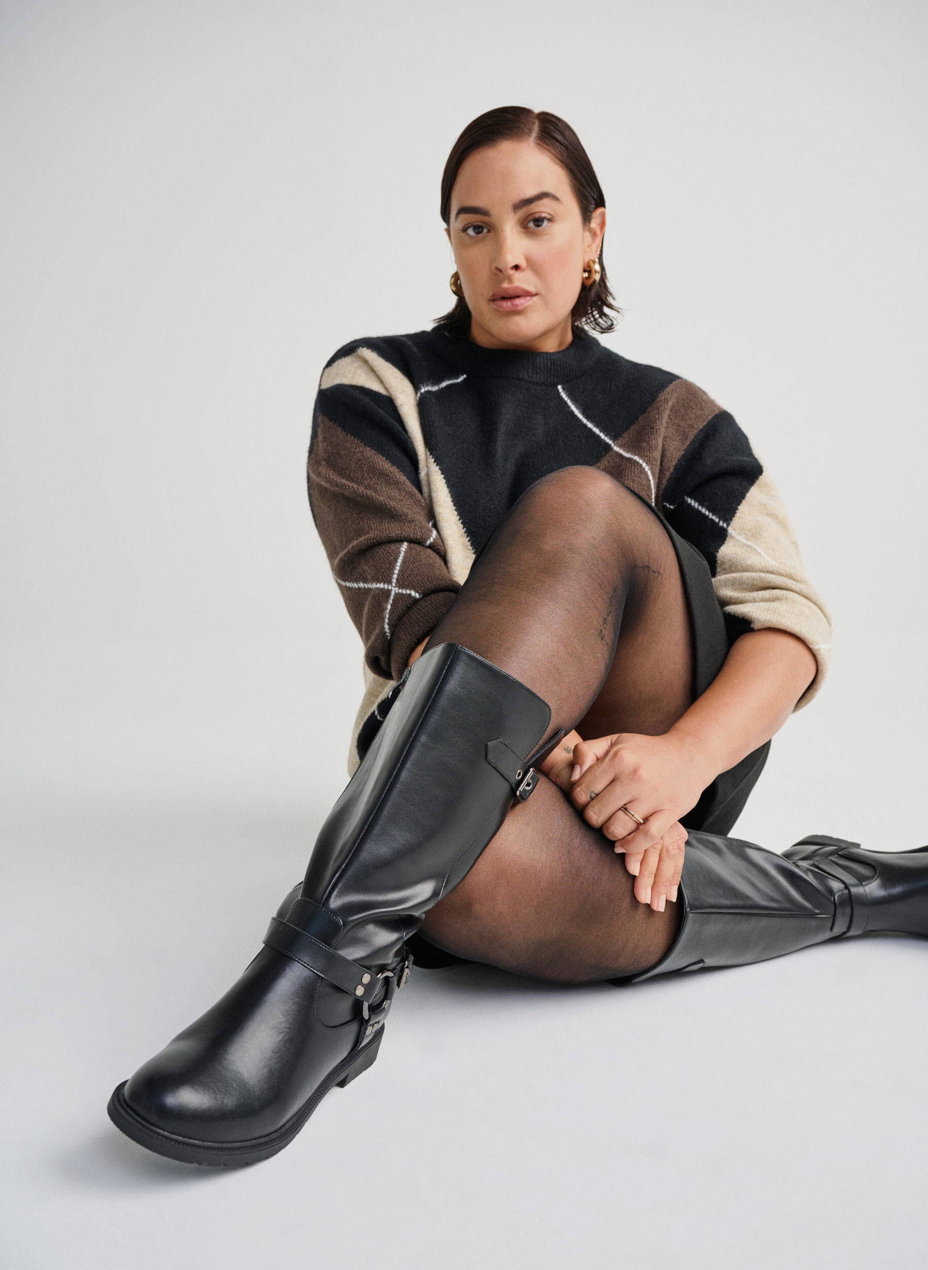 Large - Botte haute en cuir avec boucles d&eacute;coratives