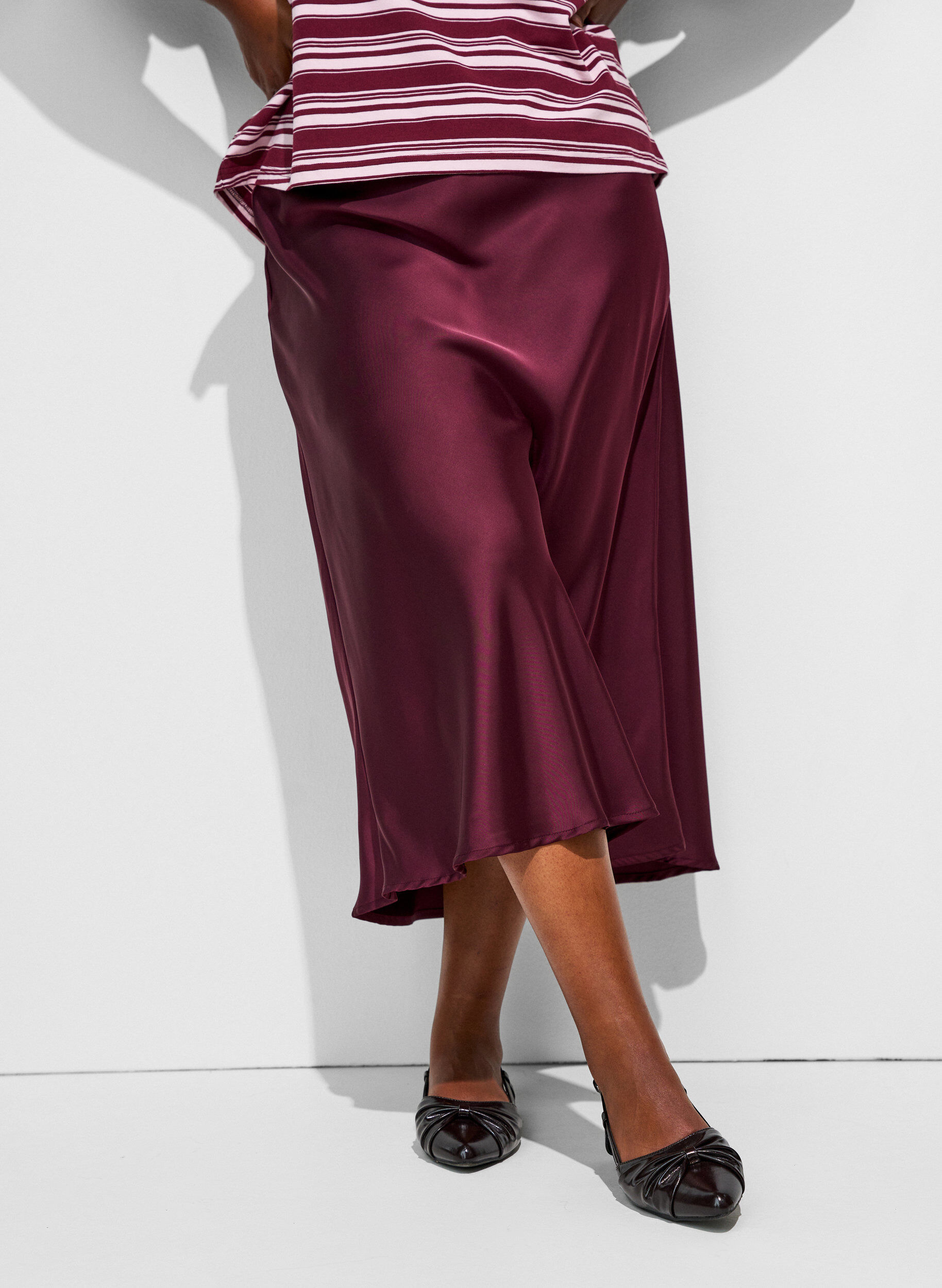 ZizziJupe midi en satin, Bordeaux, Model image number 2