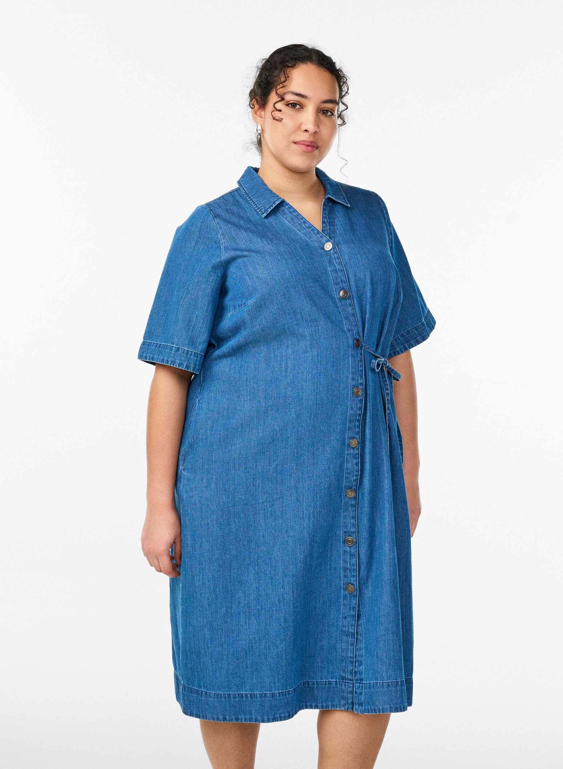 Zizzi Robe en jean avec boutons et lien &agrave; nouer, Bleu, Model image number 0