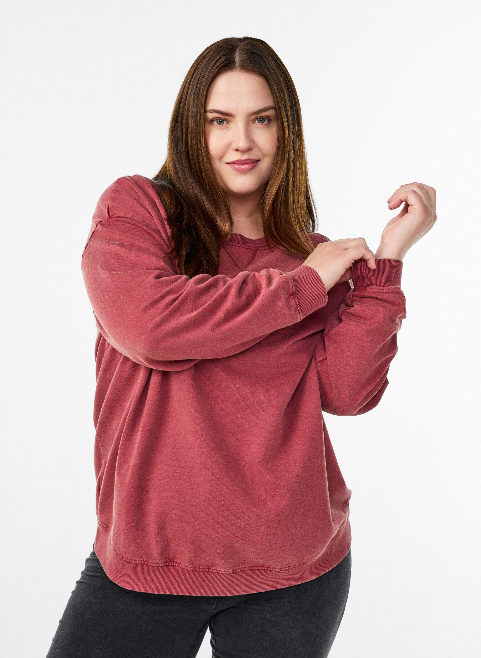 Zizzi Sweat-shirt ample &agrave; l'aspect d&eacute;lav&eacute;, Rouge, Model image number 0