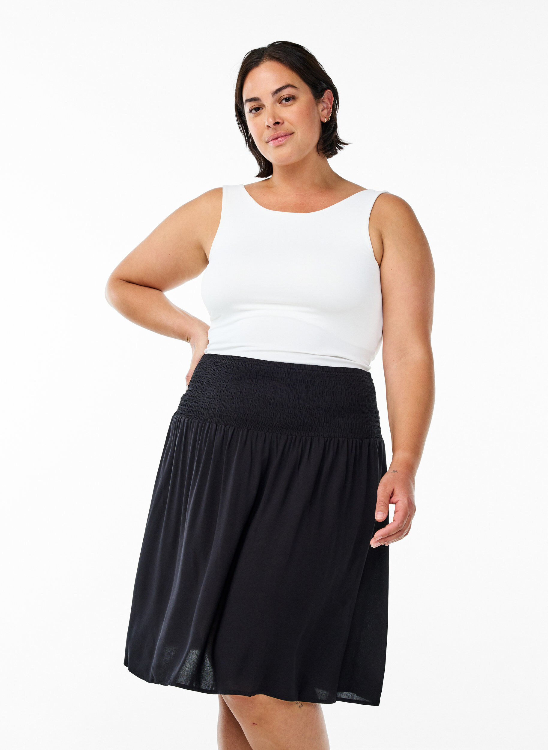 Zizzi FLASH - Jupe courte &agrave; taille smock&eacute;e, Noir, Model image number 0