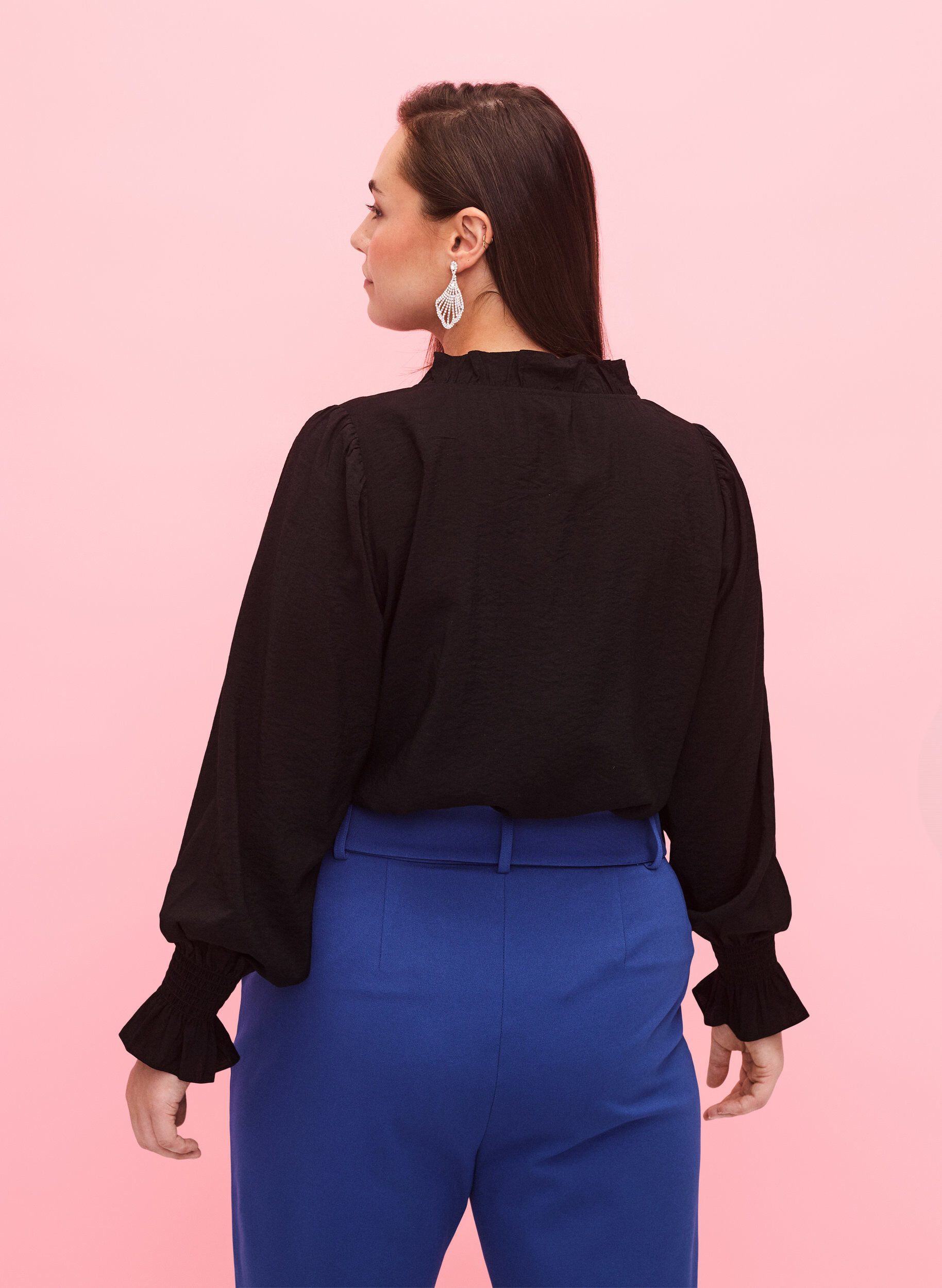 Zizzi Blouse &agrave; manches longues en viscose avec d&eacute;tails de volants, Black, Model image number 1