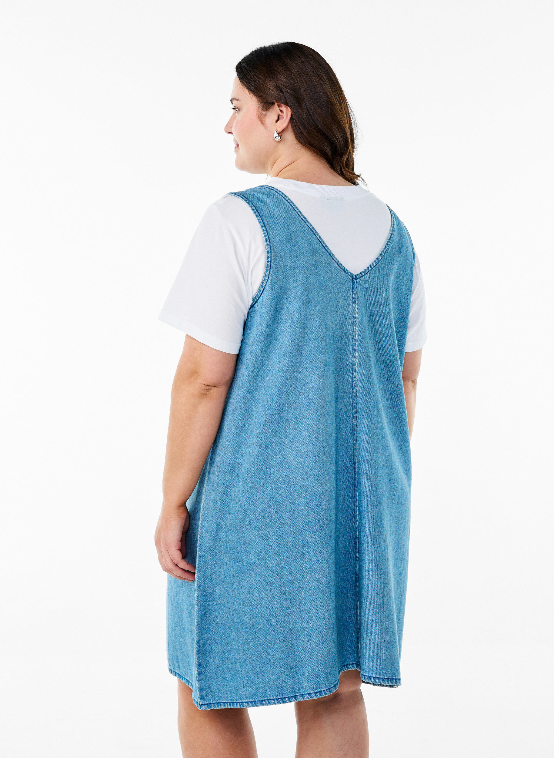 Zizzi Robe salopette en denim avec d&eacute;collet&eacute; en V, Bleu Clair, Model image number 2
