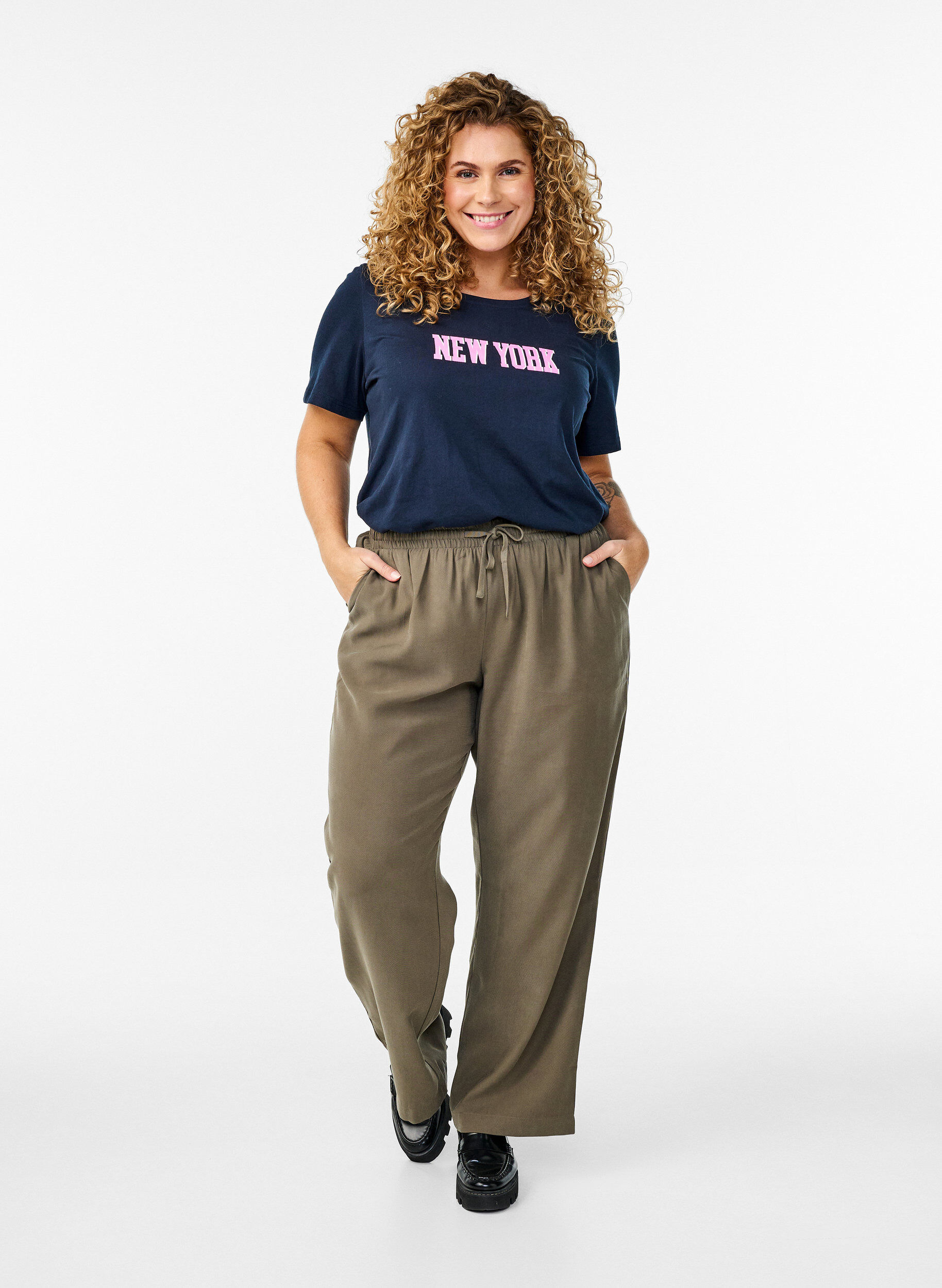 Zizzi FLASH - T-shirt avec motif, Bleu, Model image number 1