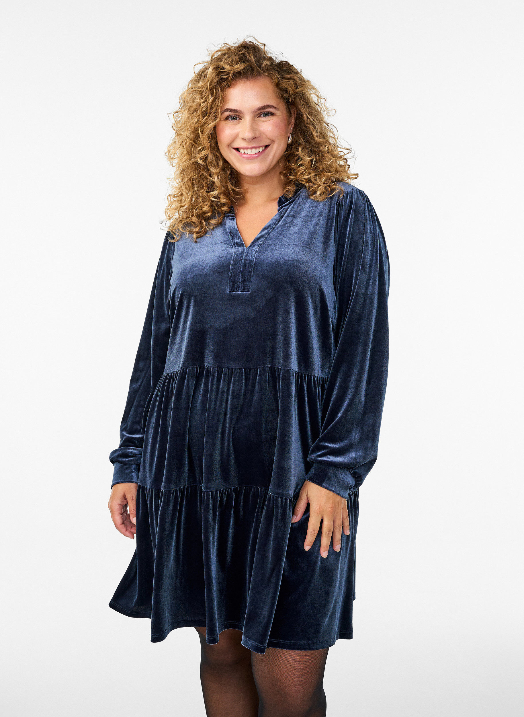 Robe courte en velours avec un col &agrave; volants et des manches longues, Bleu, Model
