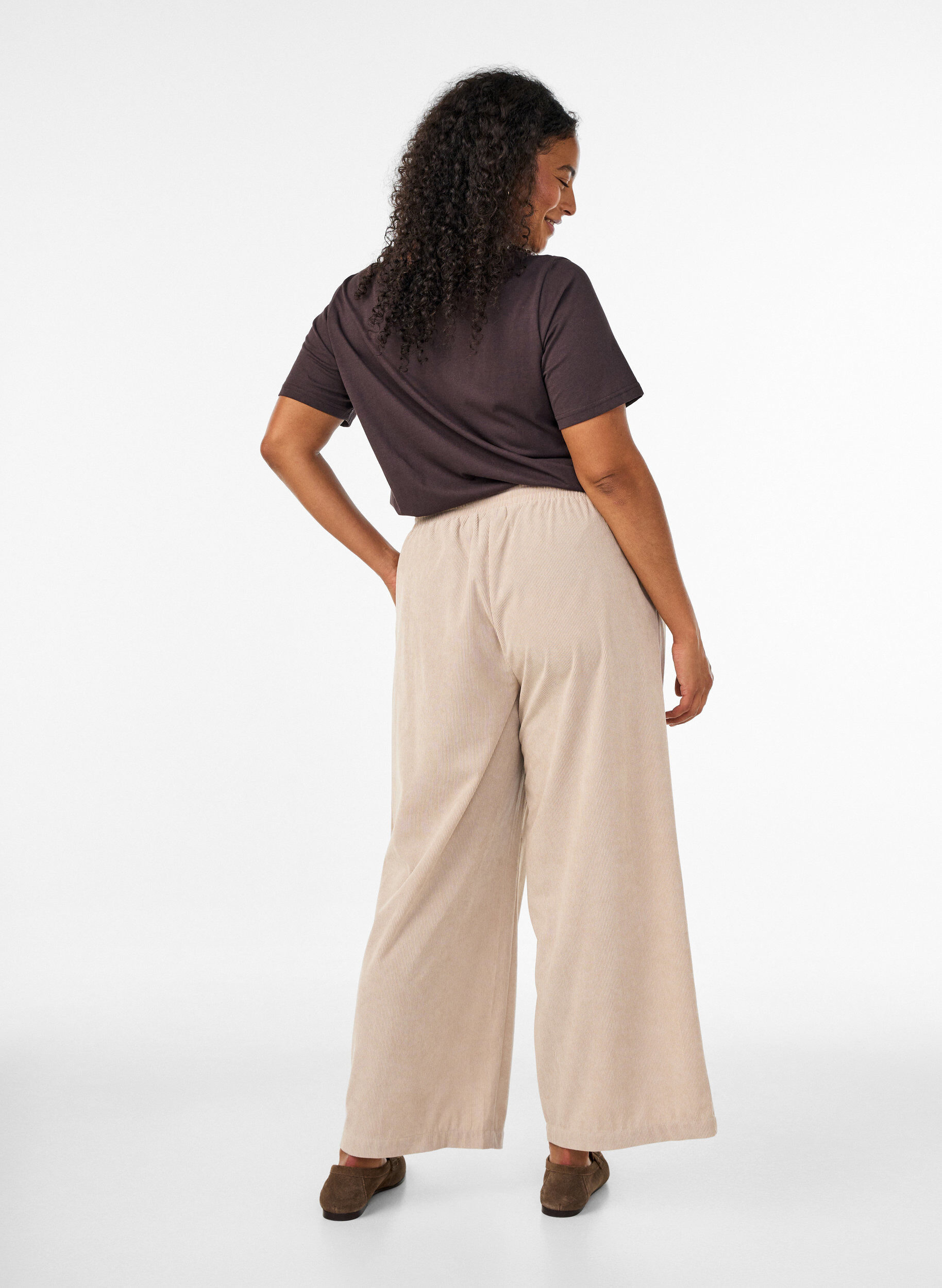 ZizziPantalon en velours c&ocirc;tel&eacute; &agrave; coupe ample et taille haute, Beige, Model image number 1
