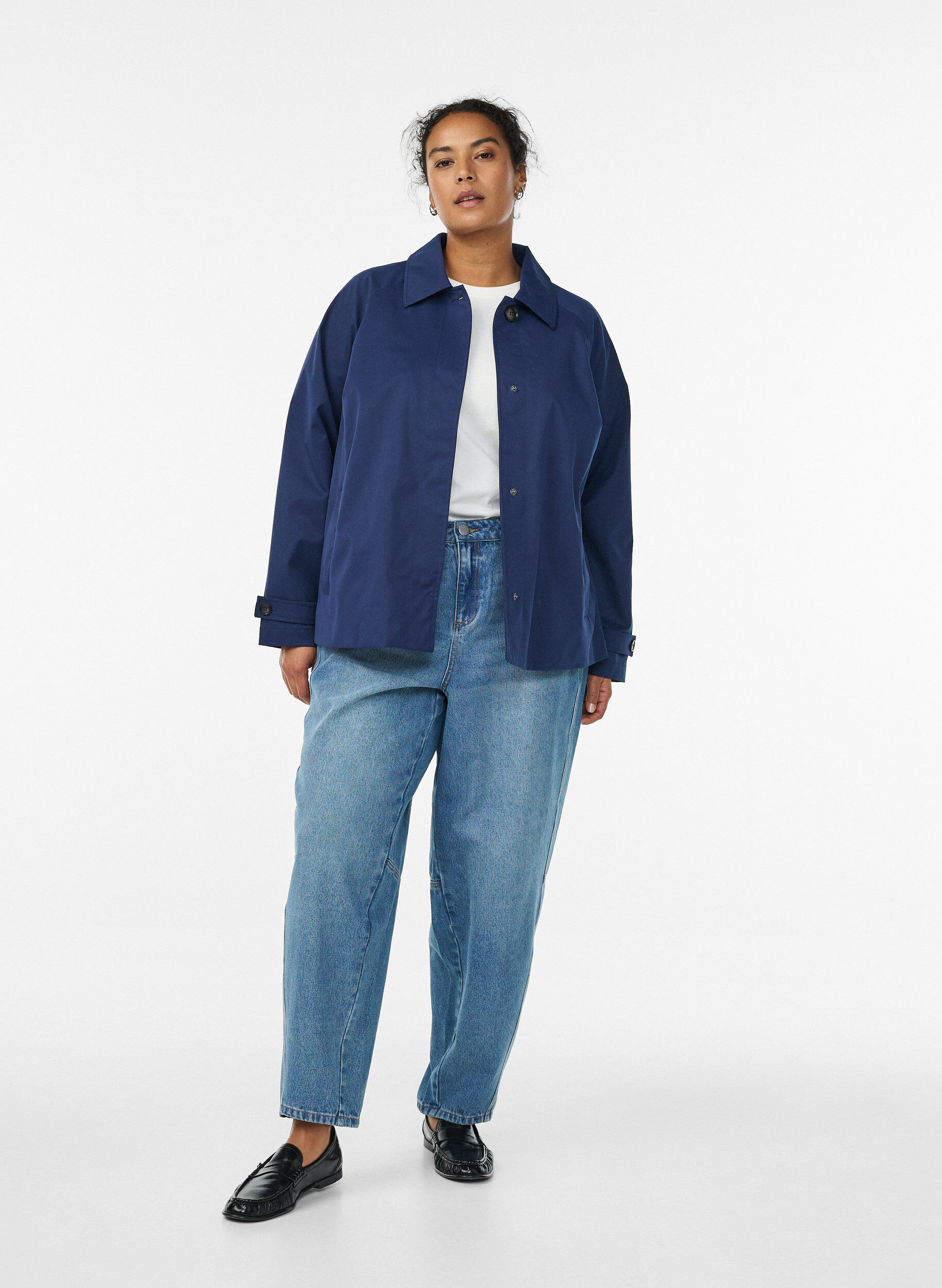 Zizzi Trench court avec col et manches raglan, Bleu, Model image number 1