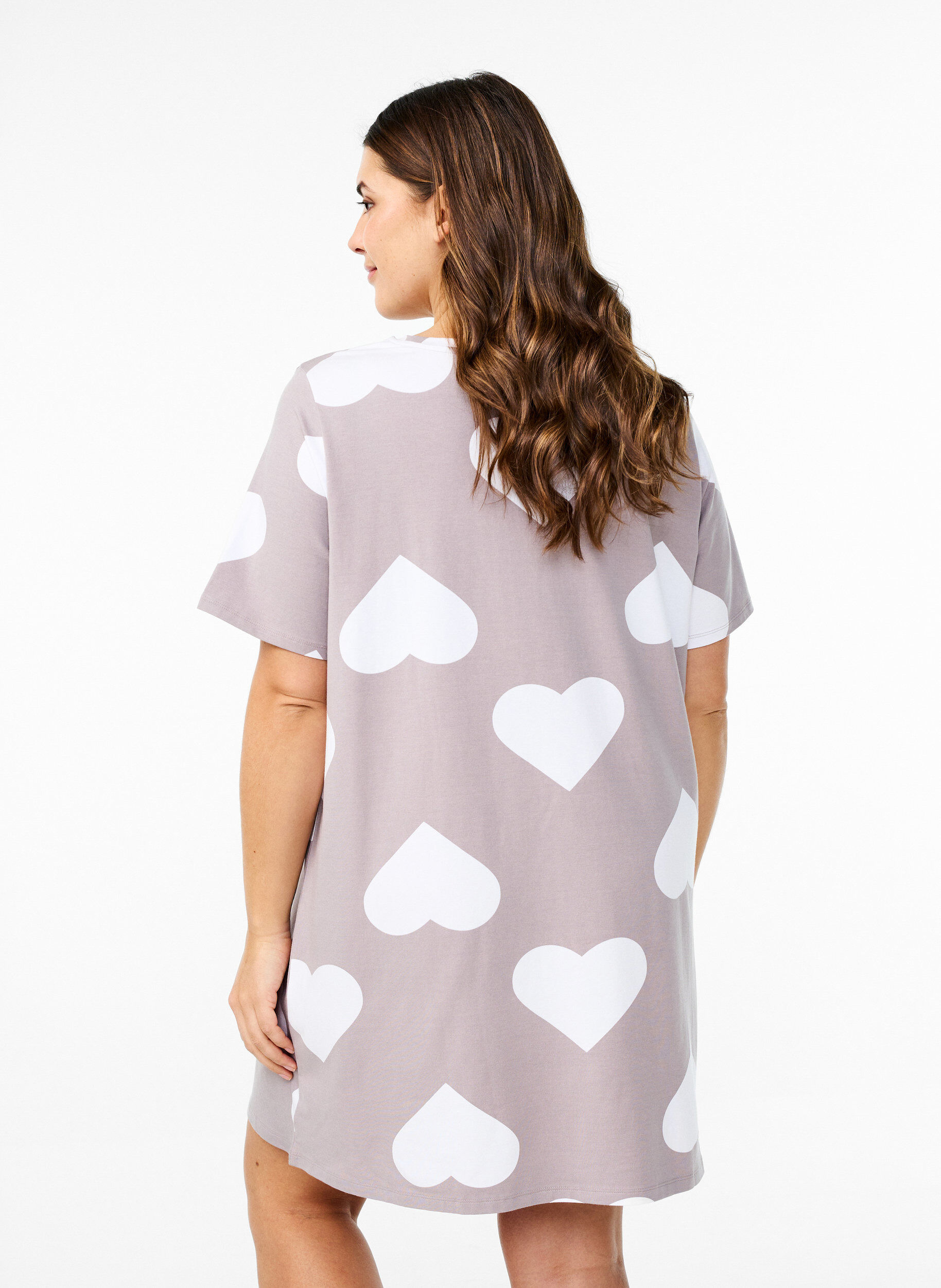 Zizzi Long tee-shirt de nuit en m&eacute;lange de modal et avec des coeurs, Gris, Model image number 2